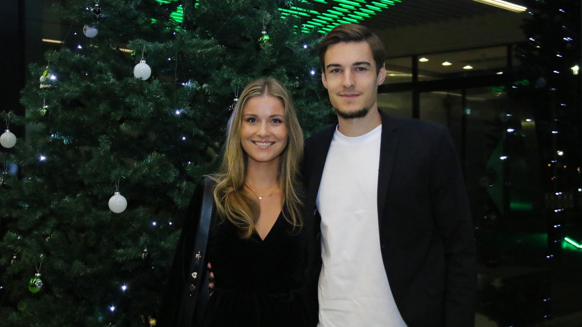 Florian Neuhaus mit seiner Freundin Aline Restle bei der Weihnachtsfeier von Borussia Mönchengladbach am 11. Dezember 2022.