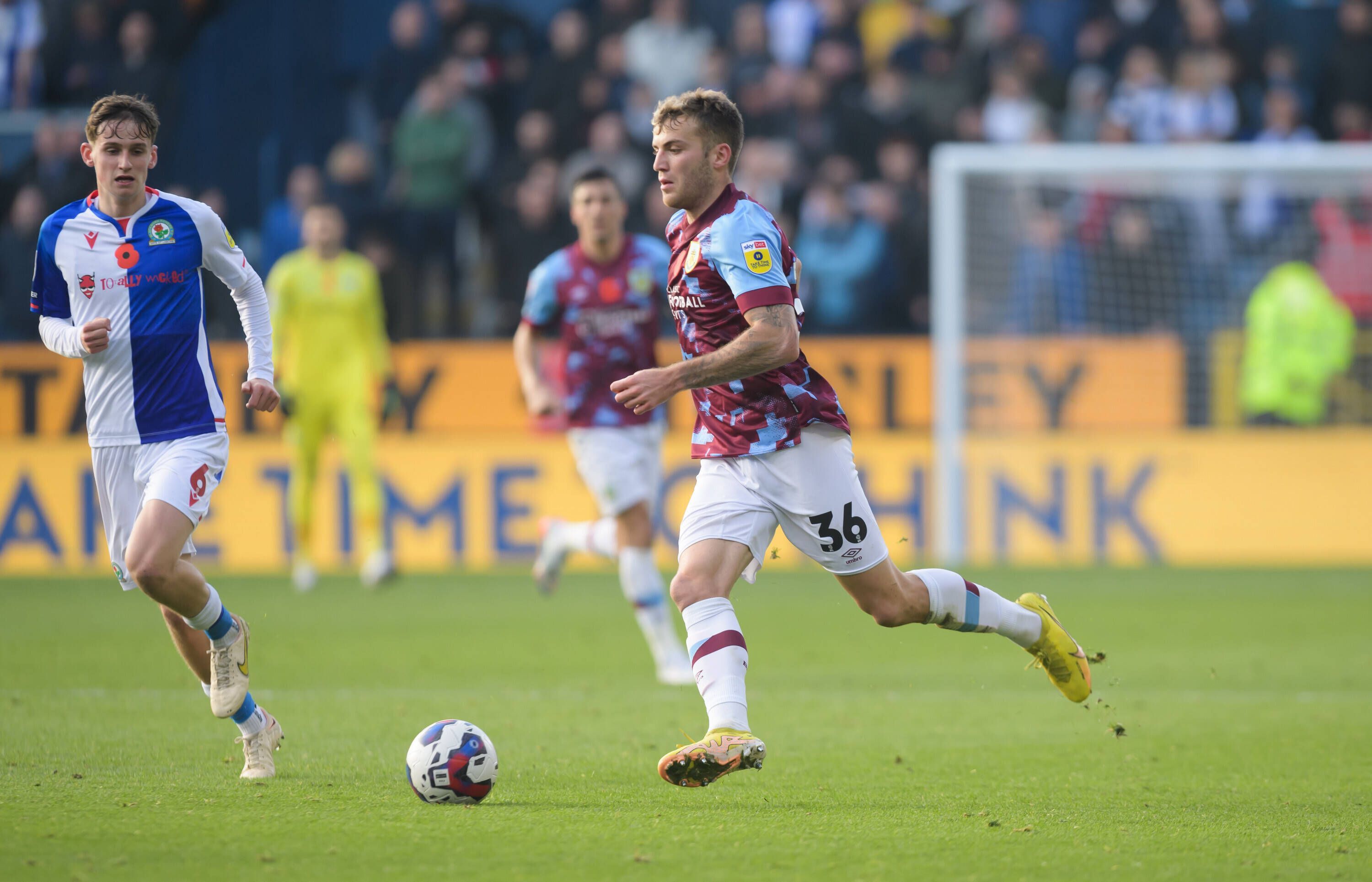 Gladbach-Leihgabe Jordan Beyer führt den Ball im Trikot des FC Burnley.