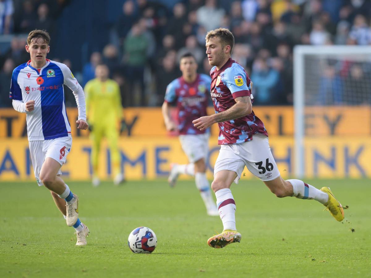 Gladbach-Leihgabe Jordan Beyer führt den Ball im Trikot des FC Burnley.