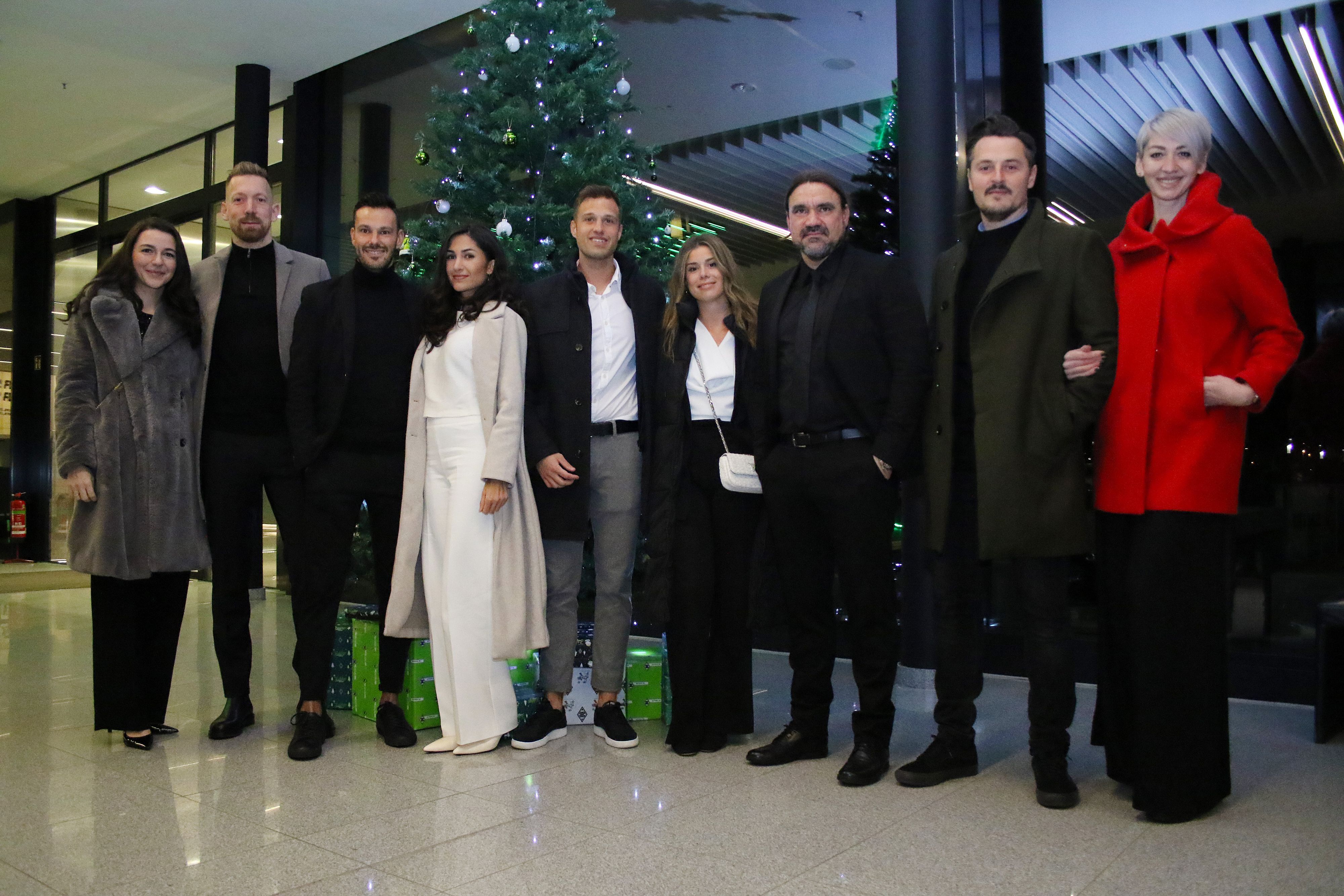 Athletiktrainer Chris Domogalla, Co-Trainer Christopher John, Torwarttrainer Fabian Otte, Trainer Daniel Farke und Co-Trainer Edmund Riemer (v. l. n. r.) mit ihren Lebensgefährtinnen bei der Weihnachtsfeier von Borussia Mönchengladbach am 11. Dezember 2022.