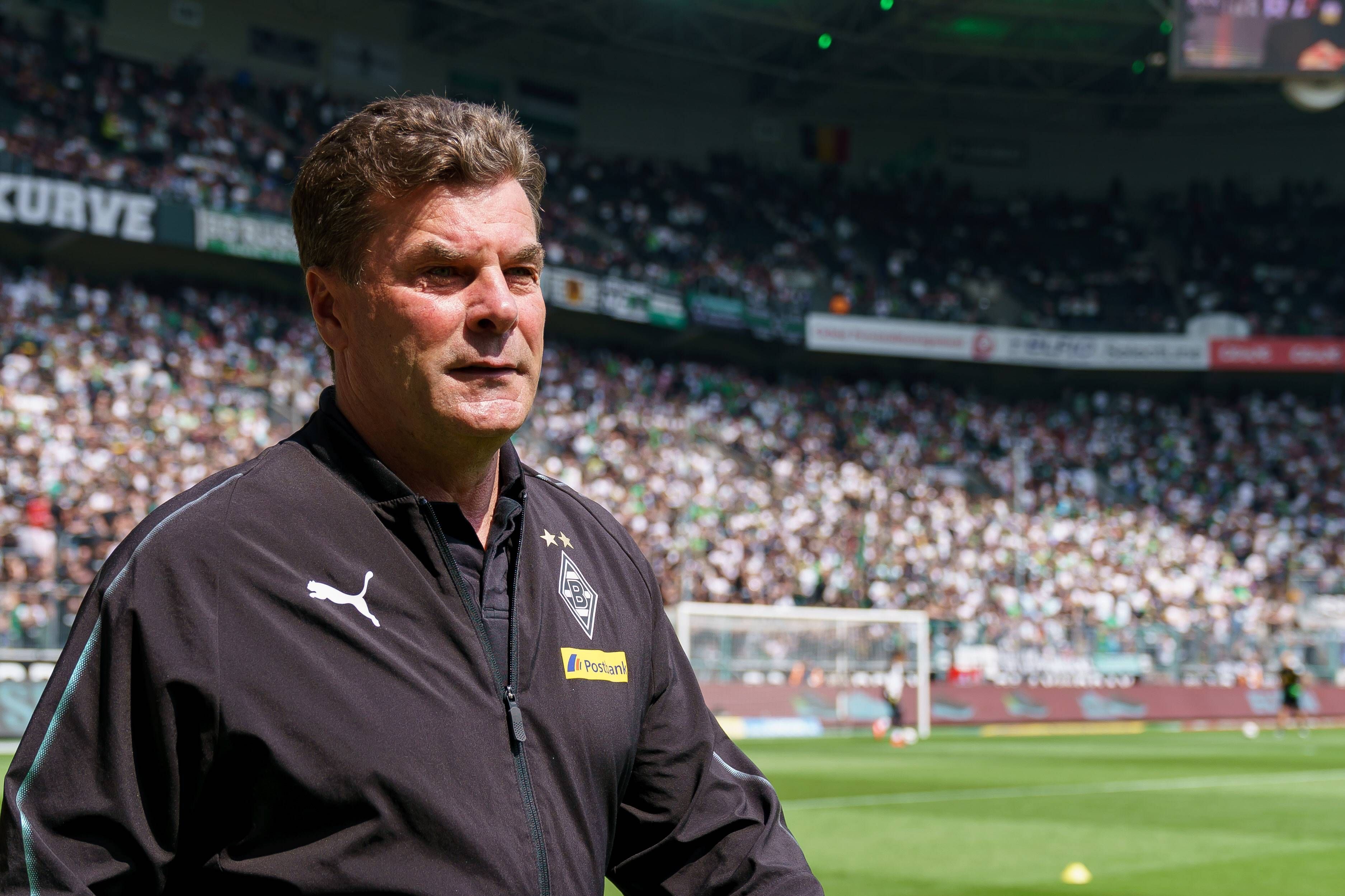 Dieter Hecking, hier bei vor seinem letzten Spiel als Trainer von Borussia Mönchengladbach am 18. Mai 2019. Im Hintergrund die Nordkurve im Borussia-Park.