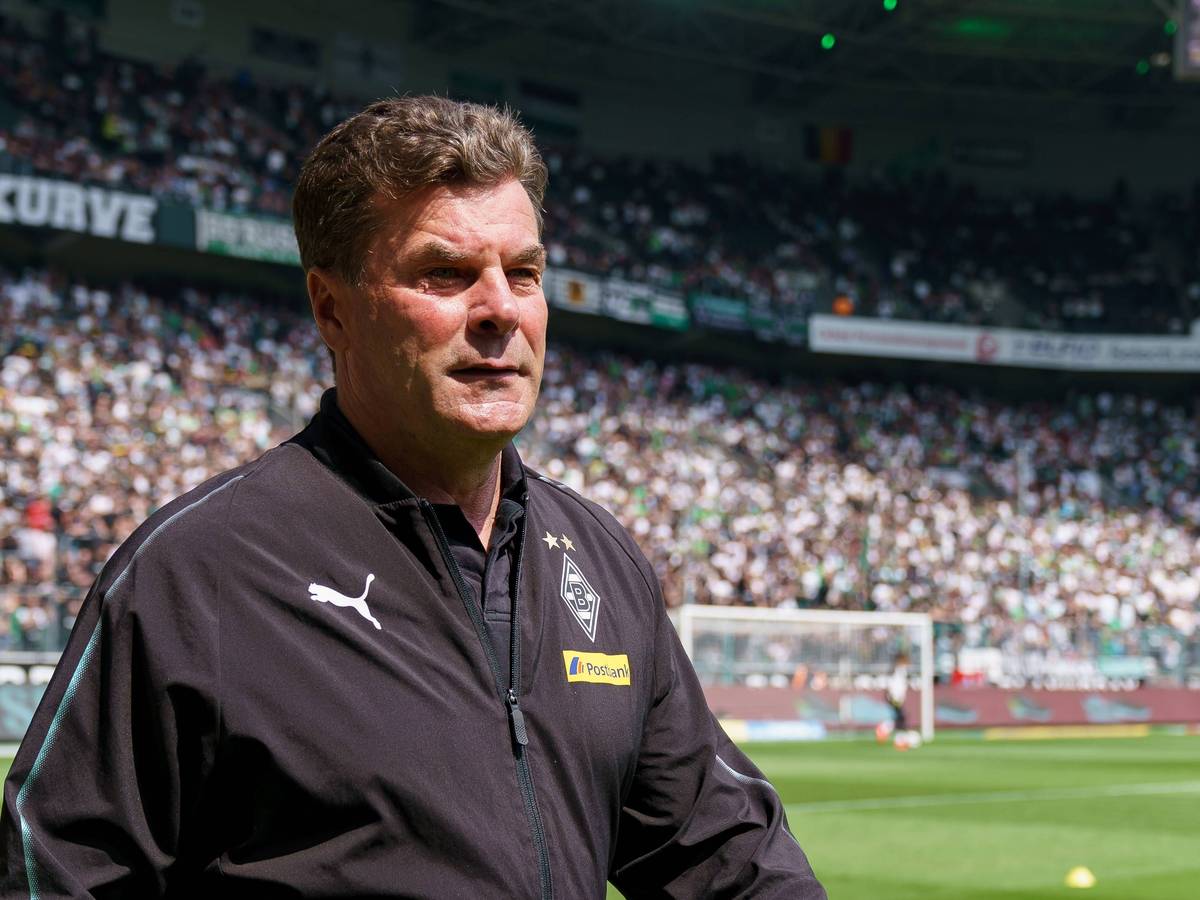 Dieter Hecking, hier bei vor seinem letzten Spiel als Trainer von Borussia Mönchengladbach am 18. Mai 2019. Im Hintergrund die Nordkurve im Borussia-Park.