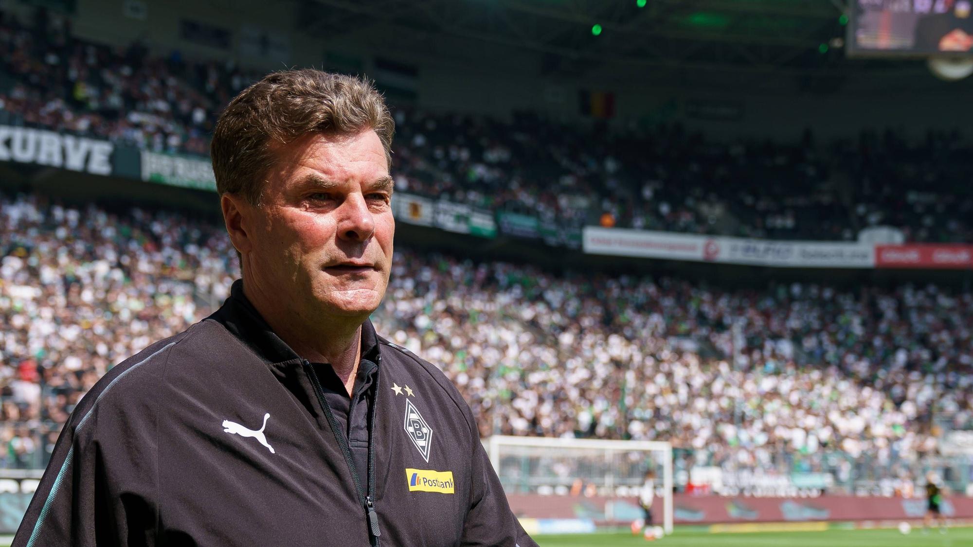 Dieter Hecking, hier bei vor seinem letzten Spiel als Trainer von Borussia Mönchengladbach am 18. Mai 2019. Im Hintergrund die Nordkurve im Borussia-Park.