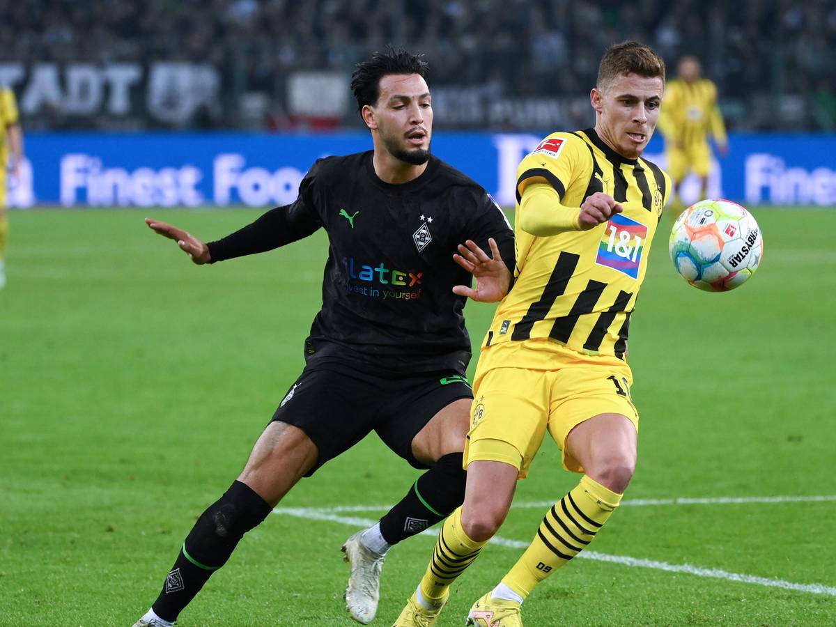 Ramy Bensebaini von Borussia Mönchengladbach versucht, Thorgan Hazard von Borussia Dortmund bei einem Bundesliga-Spiel am 11. November 2022 im Zweikampf den Ball abzunehmen.