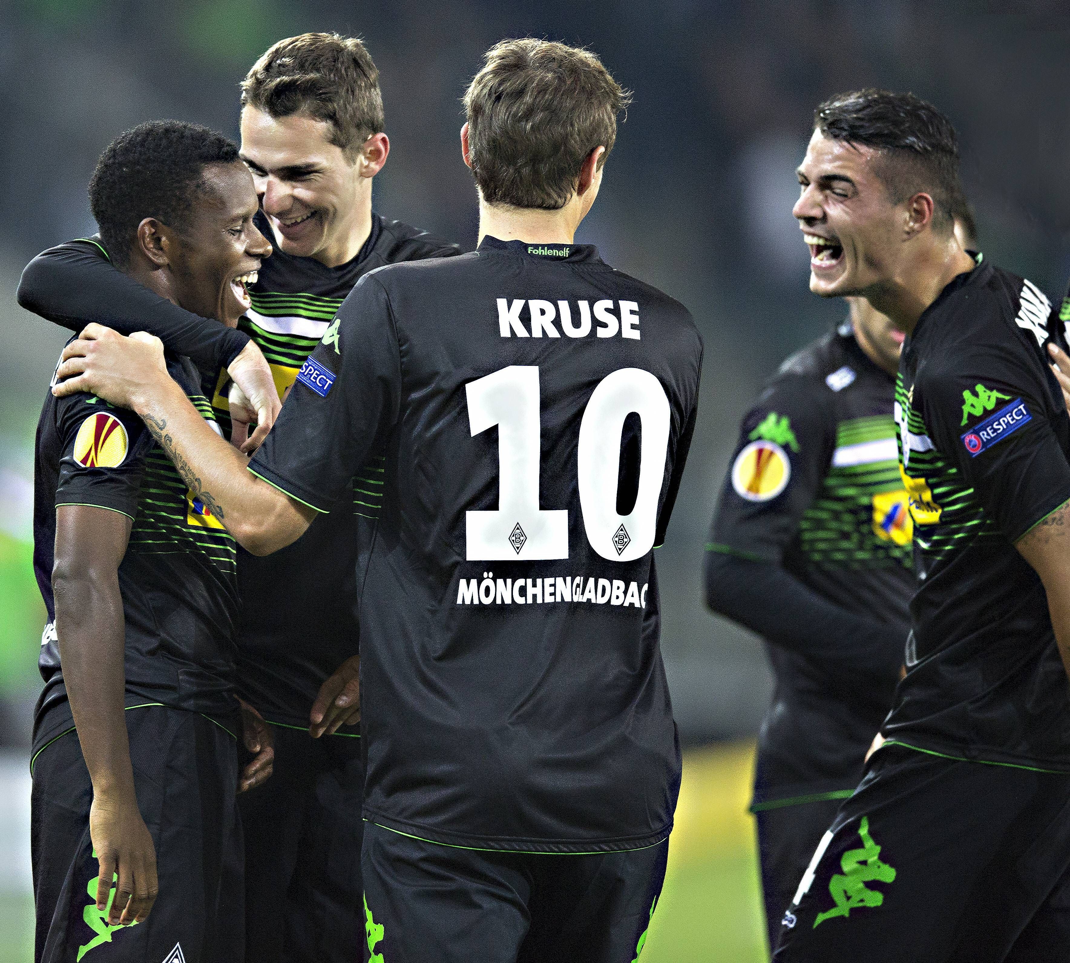 Ibrahima Traoré von Borussia Mönchengladbach wird am 23. Oktober 2014 von Branimir Hrgota, Max Kruse und Granit Xhaka gefeiert.