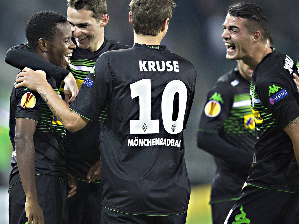 Ibrahima Traoré von Borussia Mönchengladbach wird am 23. Oktober 2014 von Branimir Hrgota, Max Kruse und Granit Xhaka gefeiert.