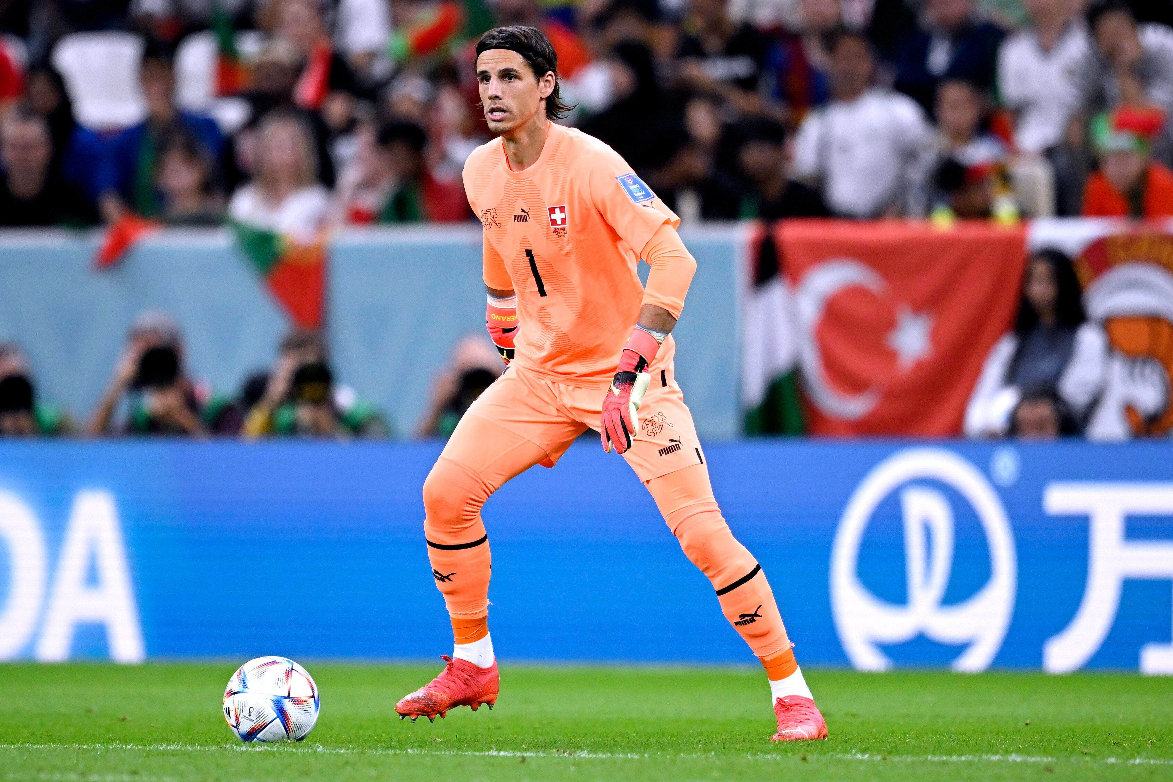 Gladbach-Keeper Yann Sommer im Einsatz bei der Fußball-Weltmeisterschaft in Katar. Auf diesem Foto ist der Schweizer Nationalspieler am 6. Dezember 2022 im Duell gegen Portugal im Lusail Stadion zu sehen. Sommer hat den Ball am rechten Fuß und schaut auf das Spielgeschehen vor sich.