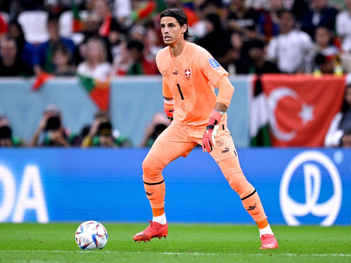 Gladbach-Keeper Yann Sommer im Einsatz bei der Fußball-Weltmeisterschaft in Katar. Auf diesem Foto ist der Schweizer Nationalspieler am 6. Dezember 2022 im Duell gegen Portugal im Lusail Stadion zu sehen. Sommer hat den Ball am rechten Fuß und schaut auf das Spielgeschehen vor sich.