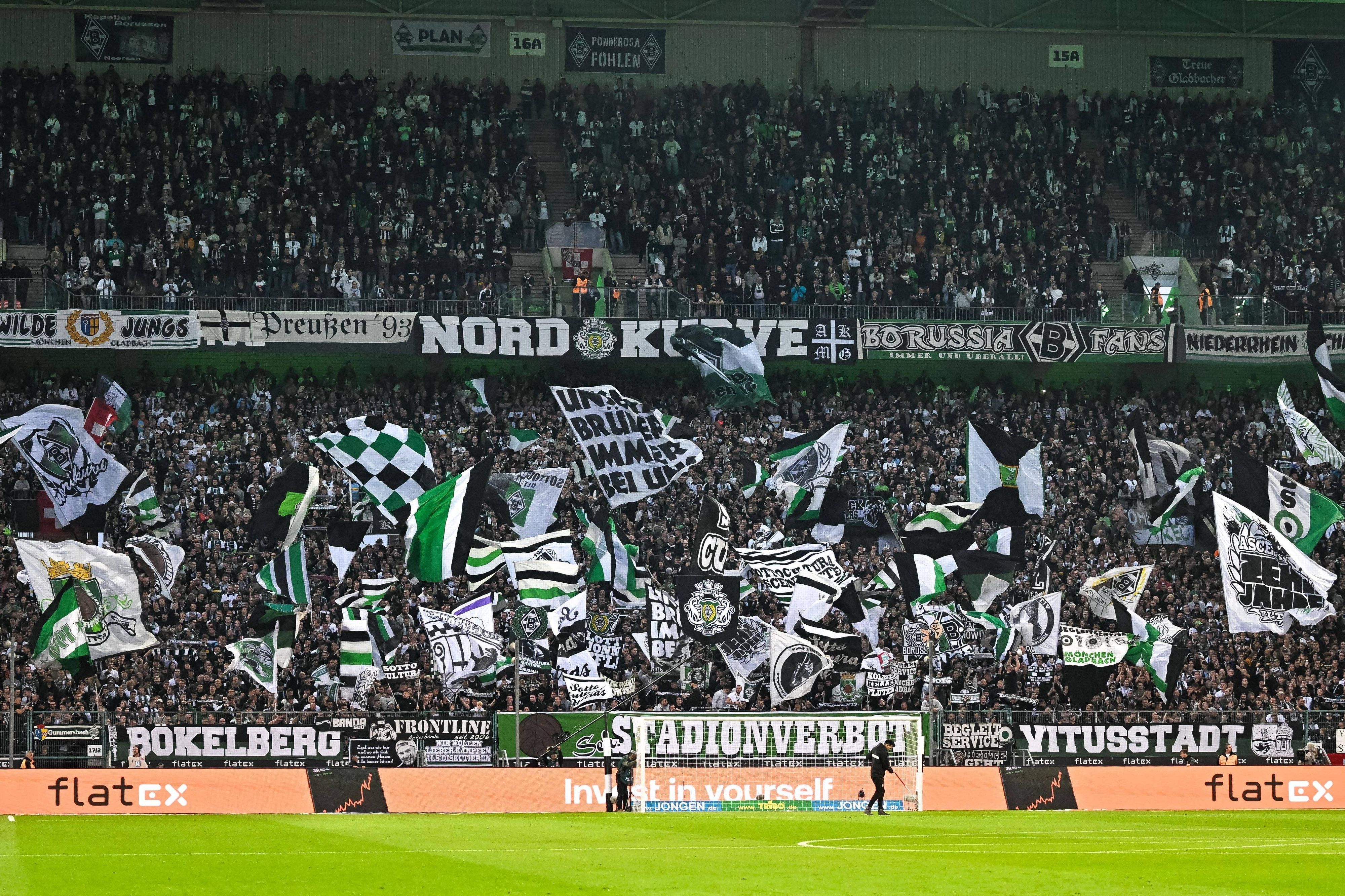 Fans von Borussia Mönchengladbach in der Nordkurve. Dieses Symbolfoto aus dem Borussia-Park ist am 22. Oktober 2022 entstanden. Zu sehen sind zahlreiche Fahnen und Banner, dazu tausende Gladbach-Anhänger.