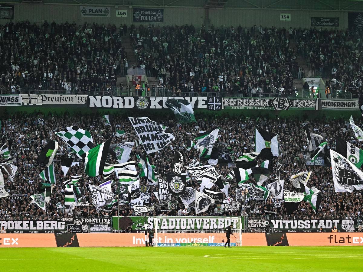 Fans von Borussia Mönchengladbach in der Nordkurve. Dieses Symbolfoto aus dem Borussia-Park ist am 22. Oktober 2022 entstanden. Zu sehen sind zahlreiche Fahnen und Banner, dazu tausende Gladbach-Anhänger.