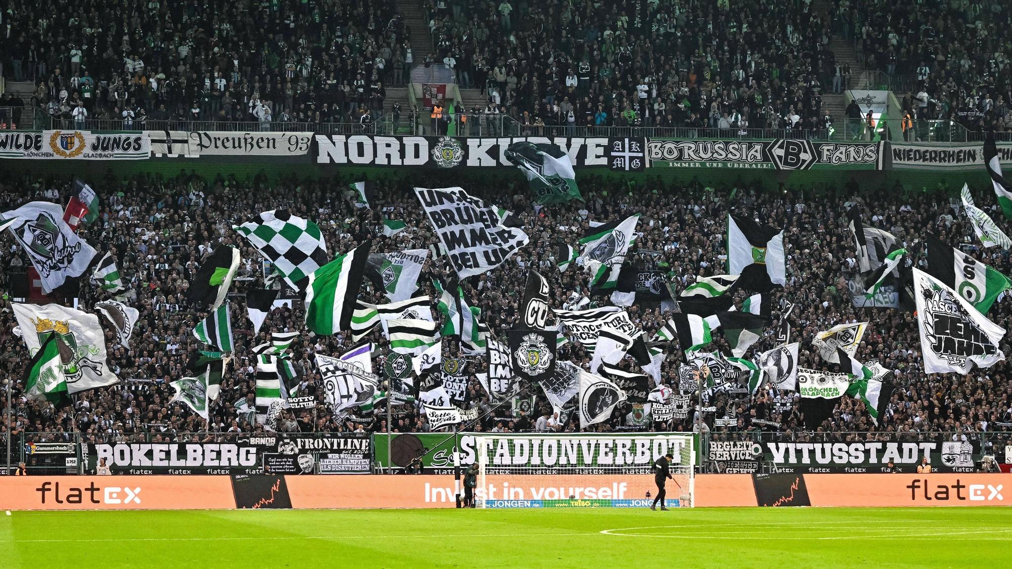 Fans von Borussia Mönchengladbach in der Nordkurve. Dieses Symbolfoto aus dem Borussia-Park ist am 22. Oktober 2022 entstanden. Zu sehen sind zahlreiche Fahnen und Banner, dazu tausende Gladbach-Anhänger.
