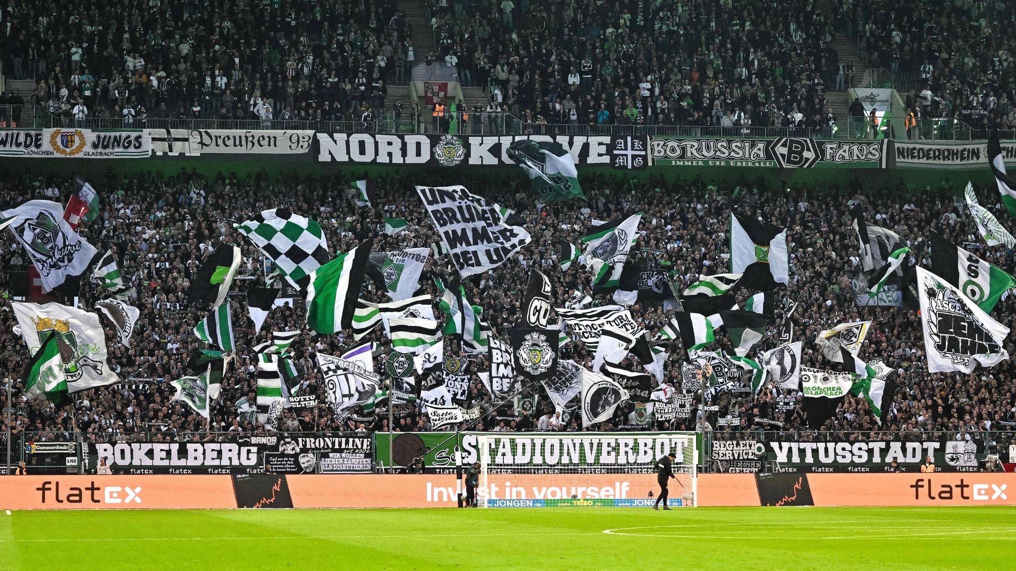 Fans von Borussia Mönchengladbach in der Nordkurve. Dieses Symbolfoto aus dem Borussia-Park ist am 22. Oktober 2022 entstanden. Zu sehen sind zahlreiche Fahnen und Banner, dazu tausende Gladbach-Anhänger.