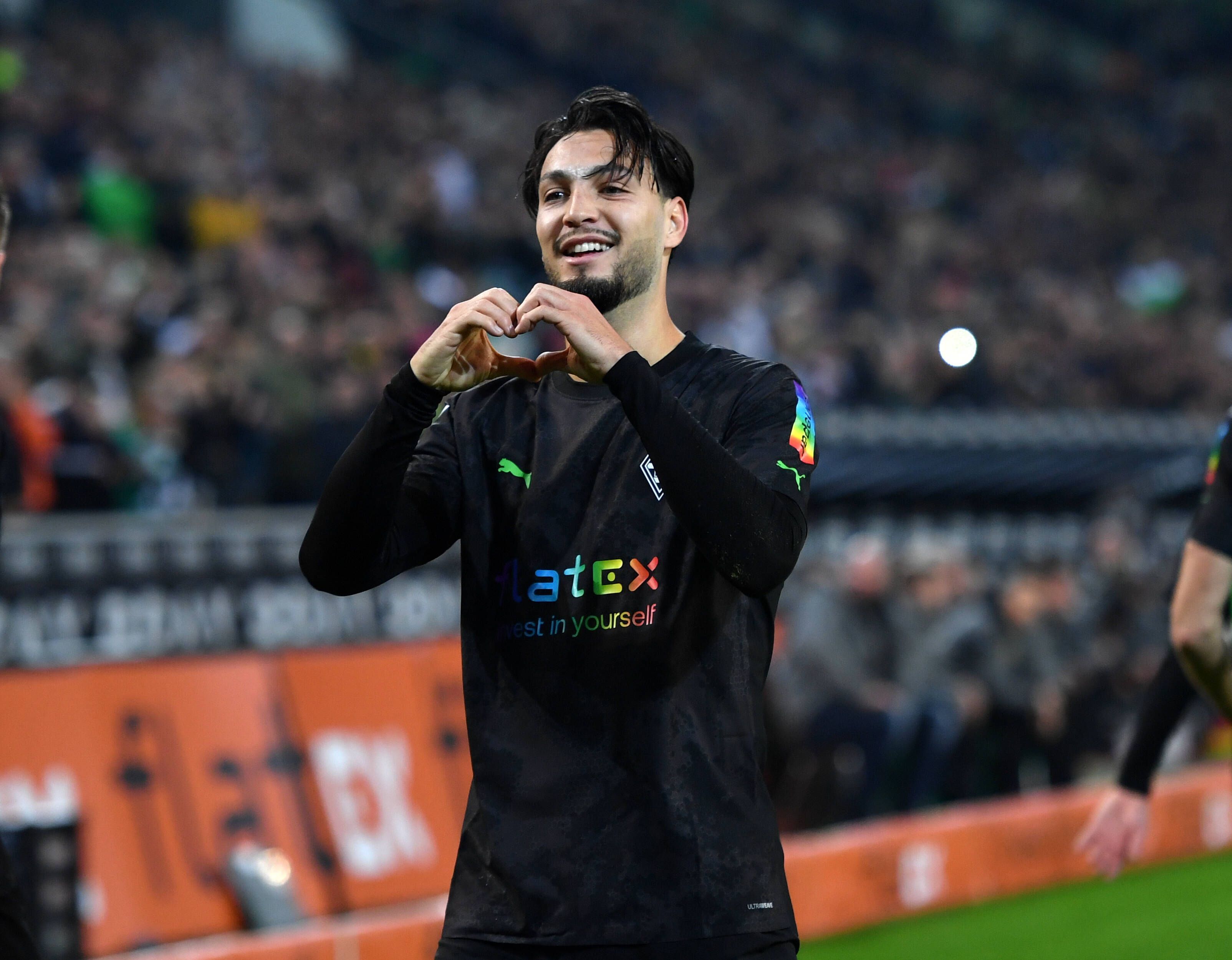 Ramy Bensebaini macht ein Herz-Zeichen bei einem Tor-Jubel im Trikot von Borussia Mönchengladbach.