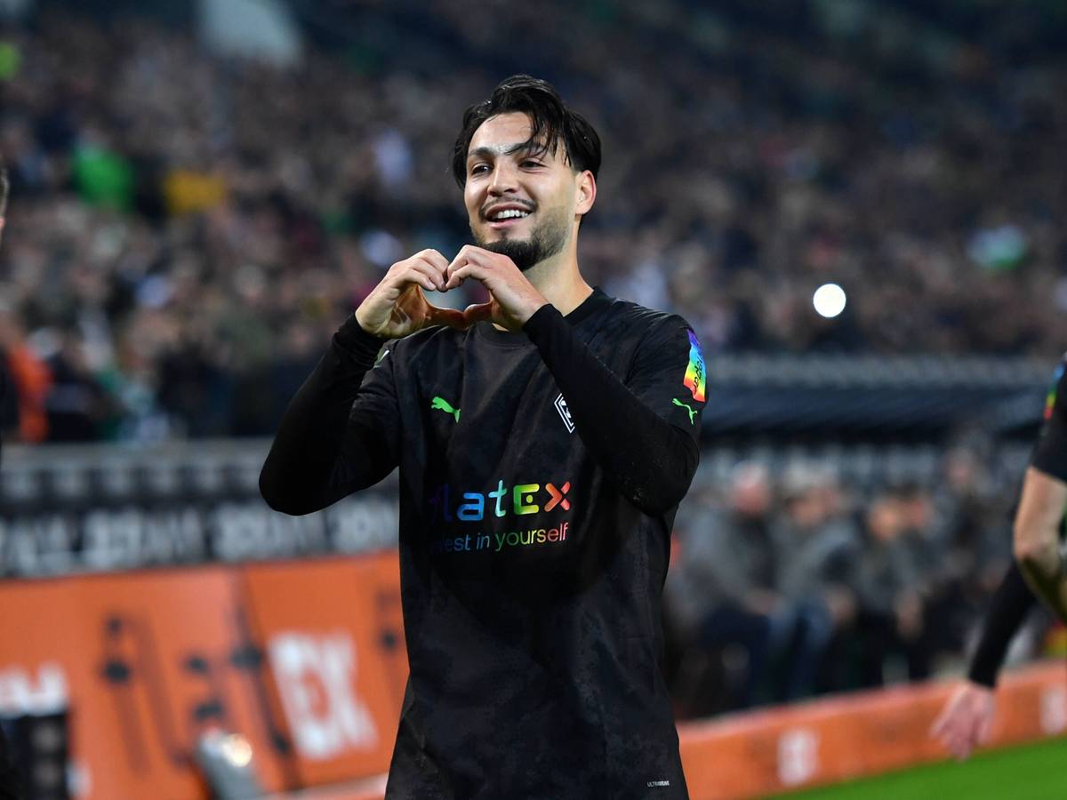 Ramy Bensebaini macht ein Herz-Zeichen bei einem Tor-Jubel im Trikot von Borussia Mönchengladbach.