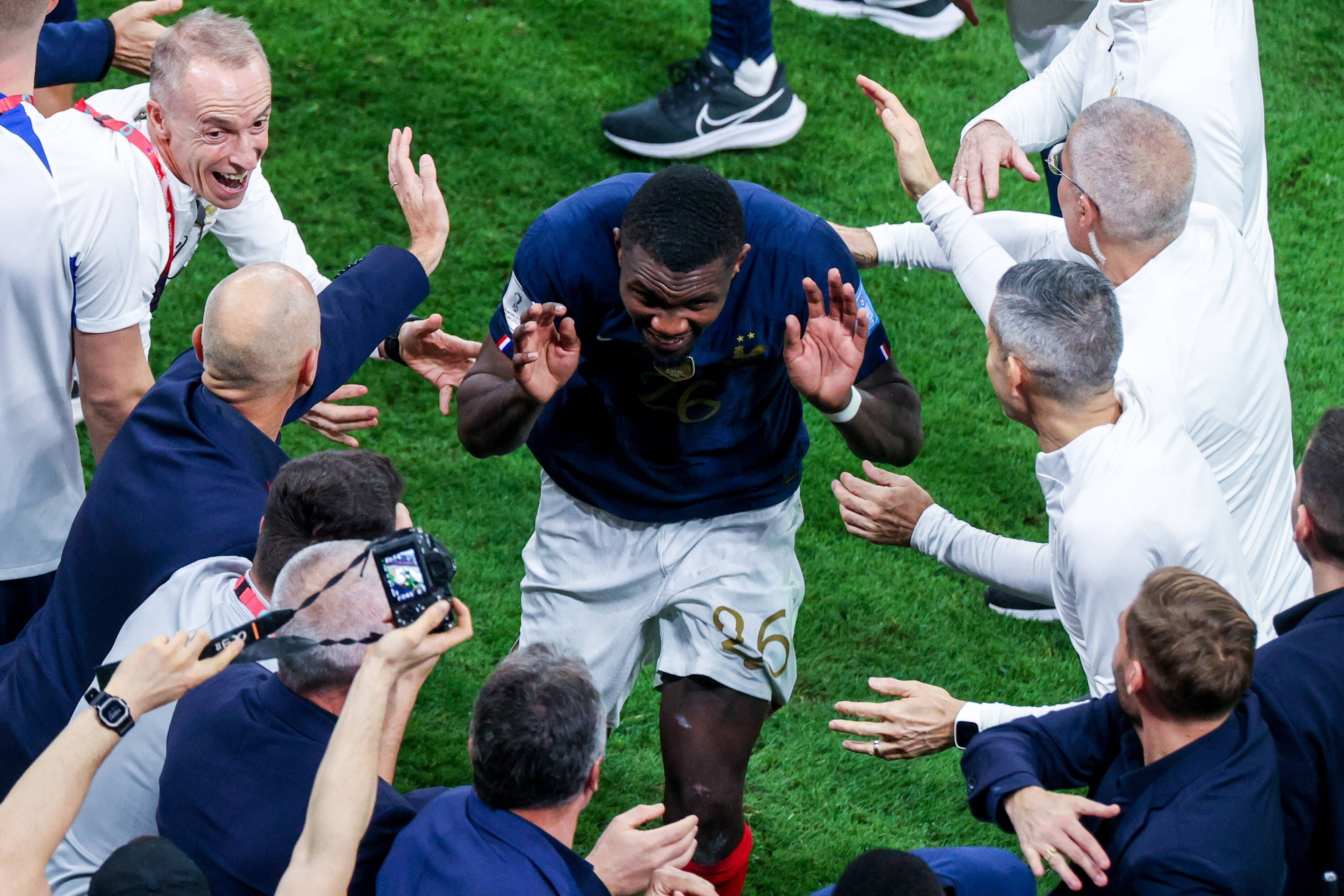 Marcus Thuram wird von Betreuern der französischen Nationalmannschaft in einem Spalier empfangen.