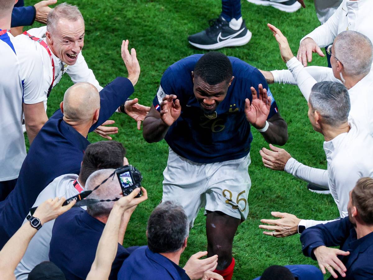 Marcus Thuram wird von Betreuern der französischen Nationalmannschaft in einem Spalier empfangen.