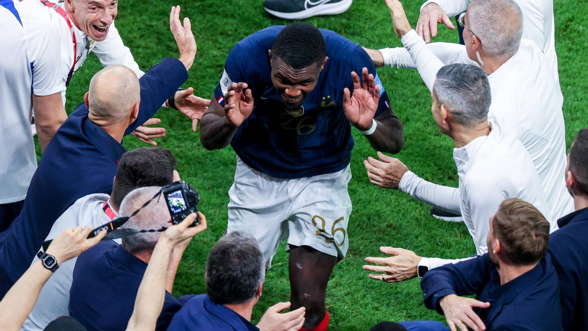 Marcus Thuram wird von Betreuern der französischen Nationalmannschaft in einem Spalier empfangen.