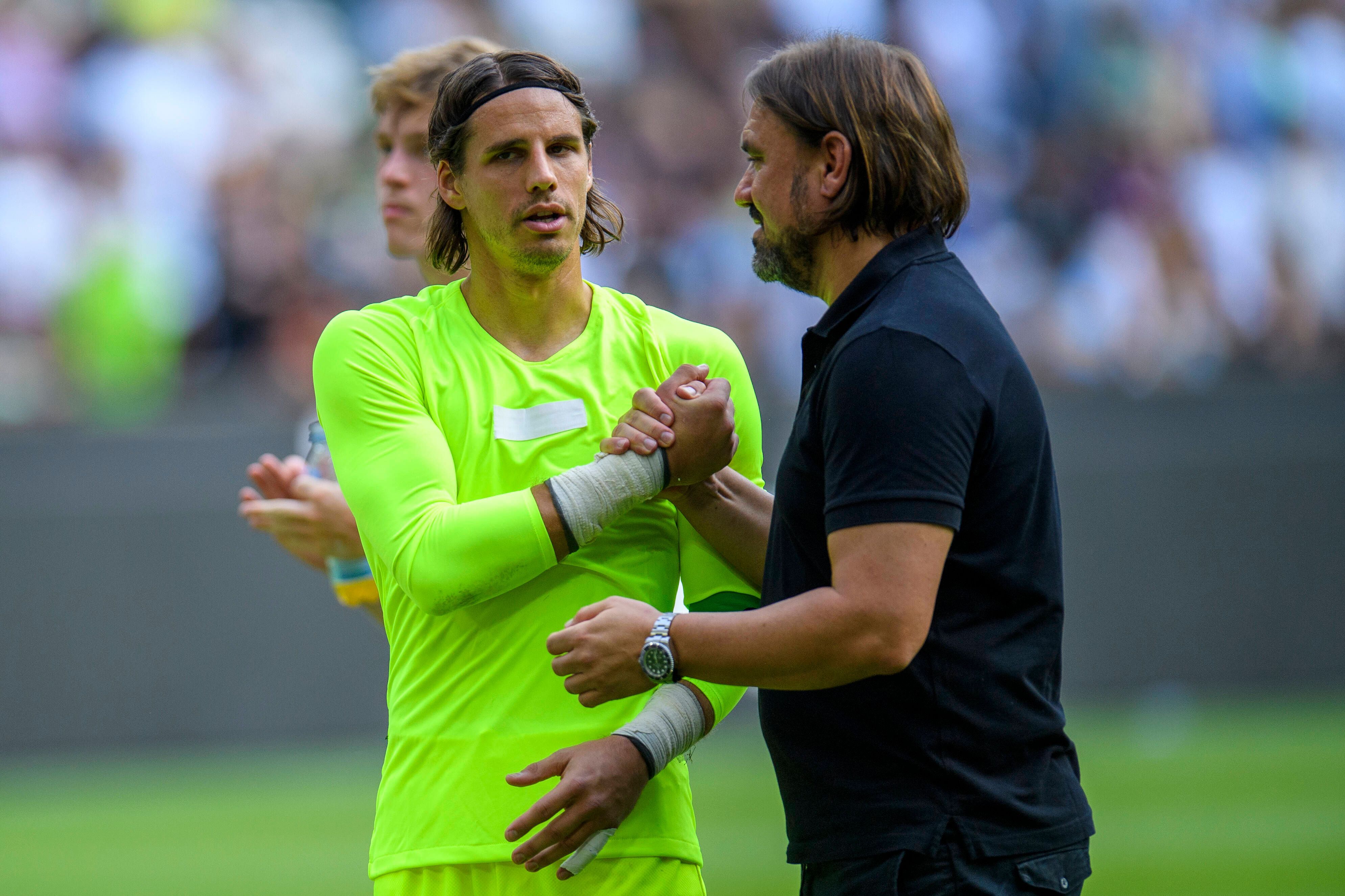 Yann Sommer von Borussia Mönchengladbach und Daniel Farke geben sich nach einem Spiel die Hand.