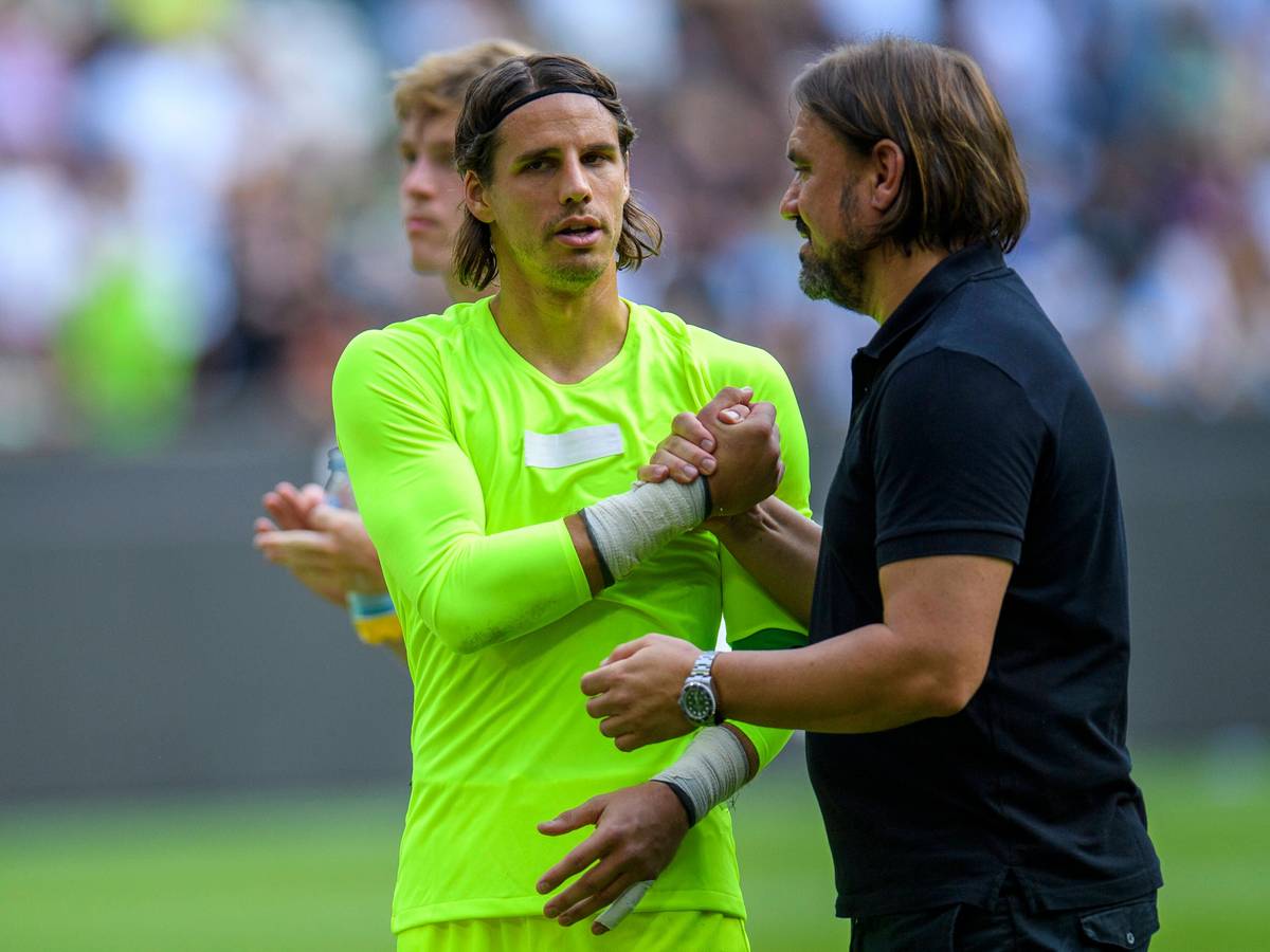 Yann Sommer von Borussia Mönchengladbach und Daniel Farke geben sich nach einem Spiel die Hand.