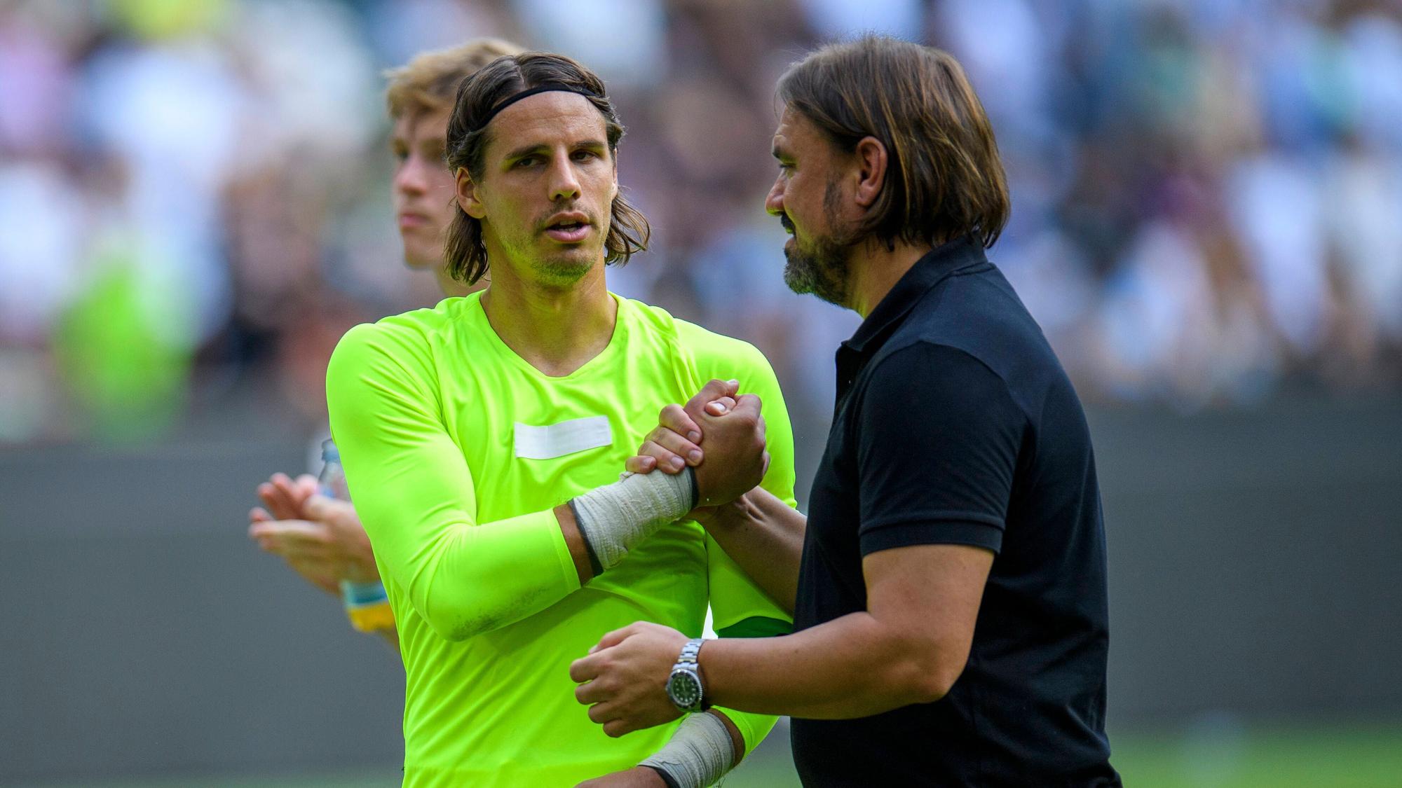 Yann Sommer von Borussia Mönchengladbach und Daniel Farke geben sich nach einem Spiel die Hand.