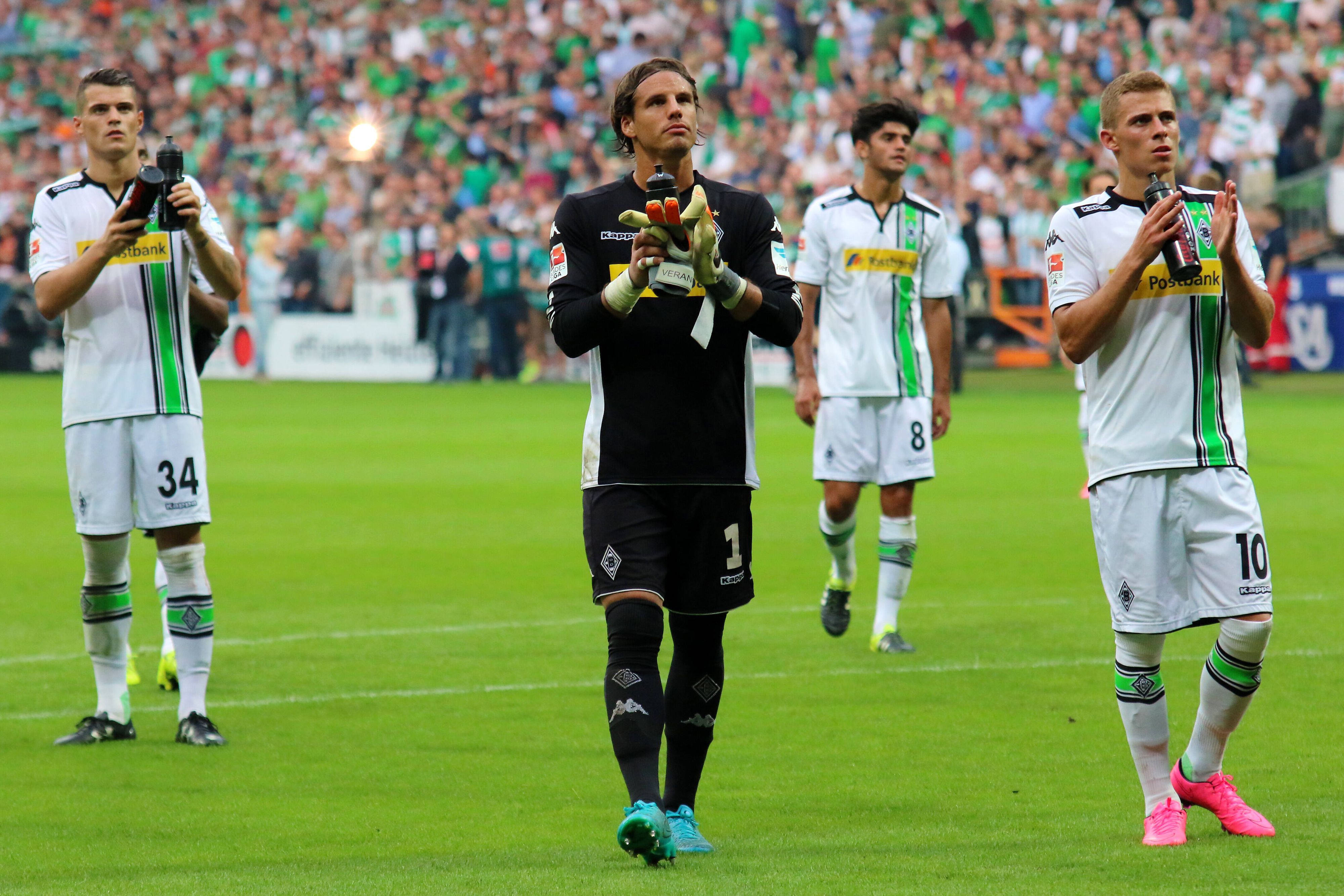 Granit Xhaka, Yann Sommer, Mo Dahoud und Thorgan Hazard applaudieren den Fans von Borussia Mönchengladbach.