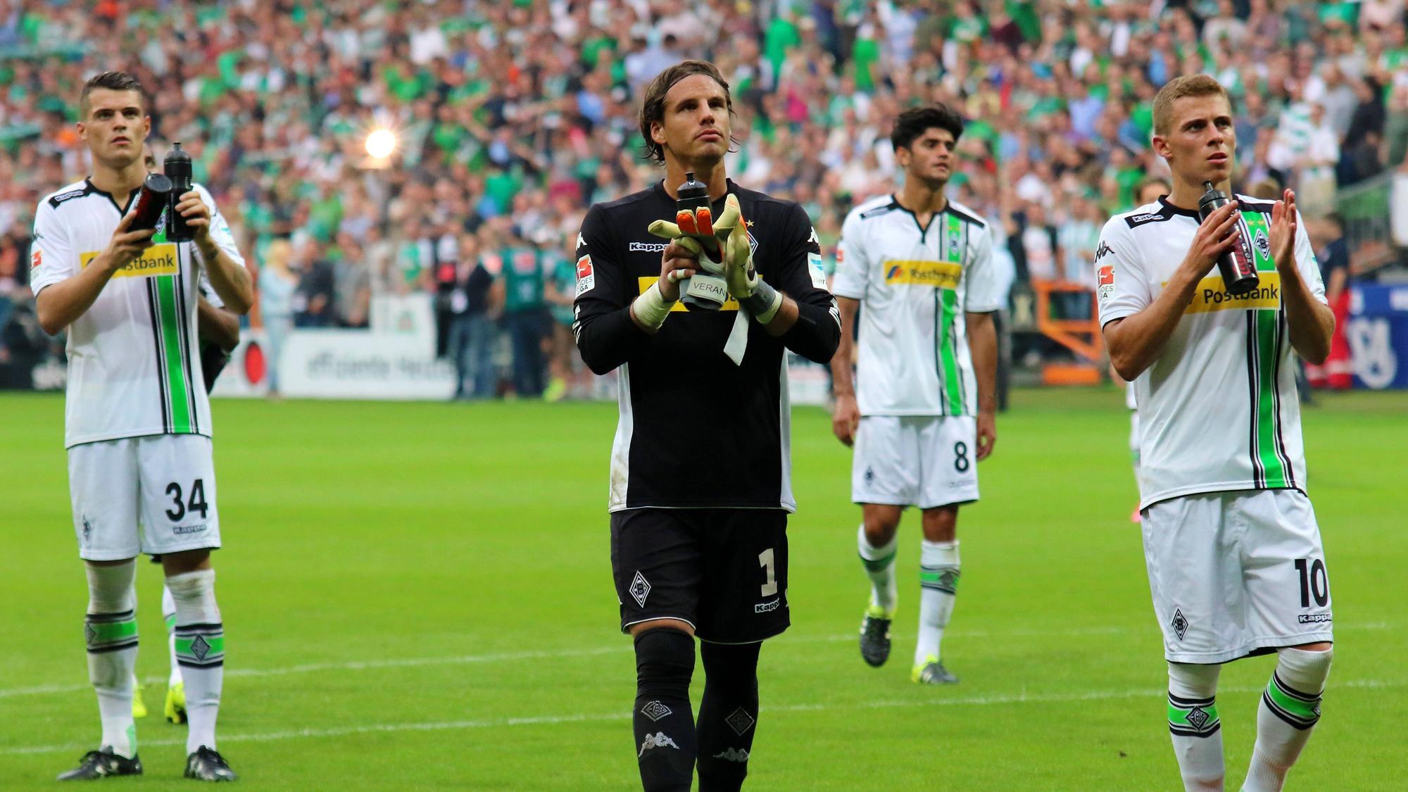 Granit Xhaka, Yann Sommer, Mo Dahoud und Thorgan Hazard applaudieren den Fans von Borussia Mönchengladbach.