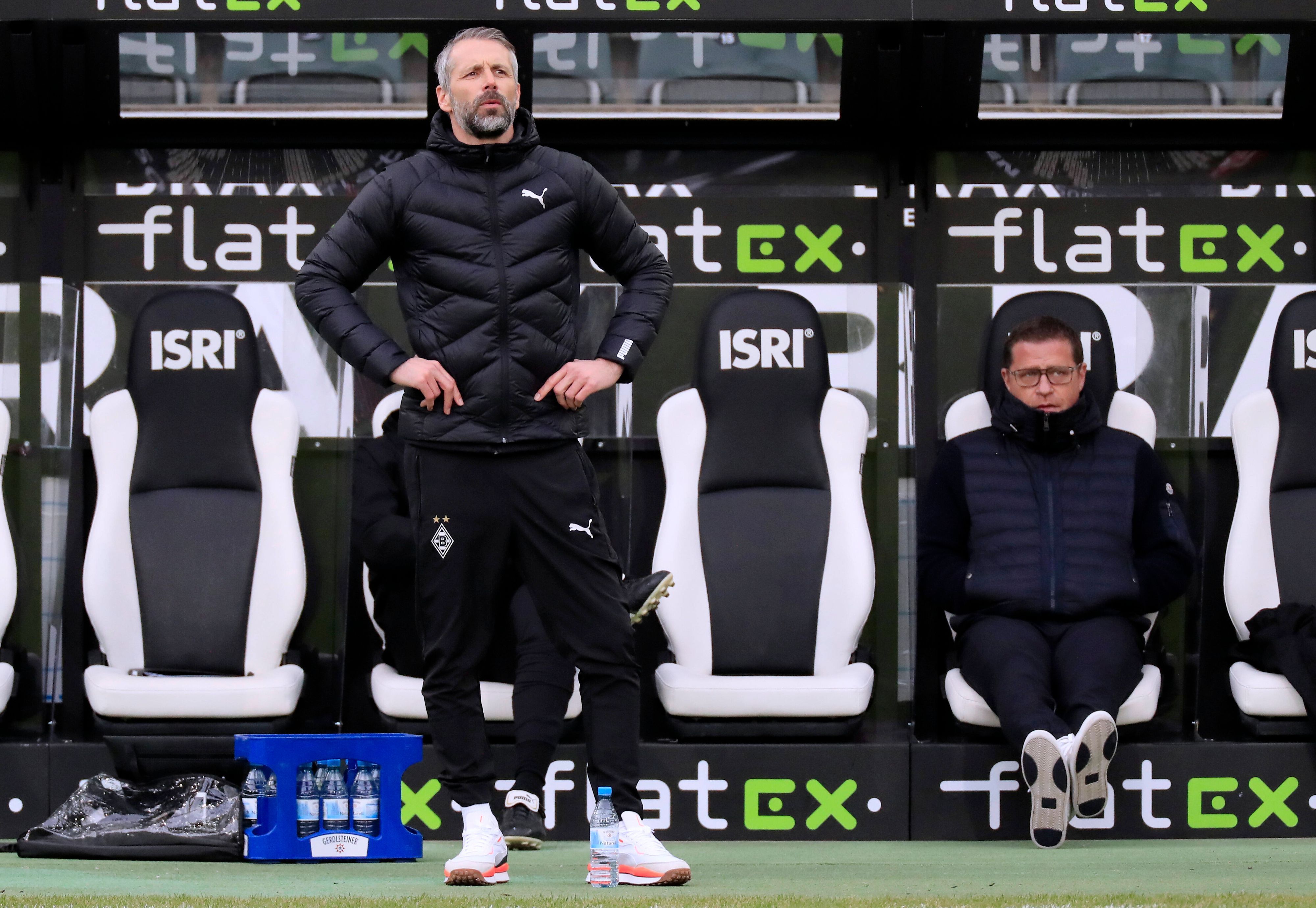 Marco Rose steht in seiner Coaching-Zone, hinter ihm sitzt Max Eberl auf der Ersatzbank.
