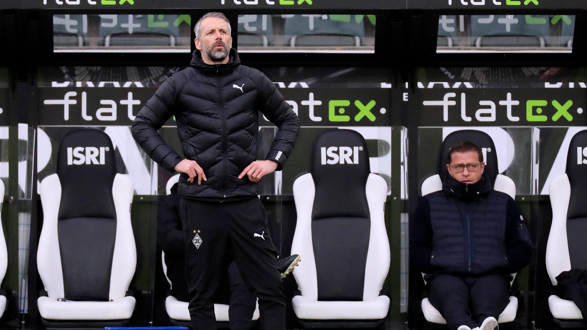 Marco Rose steht in seiner Coaching-Zone, hinter ihm sitzt Max Eberl auf der Ersatzbank.
