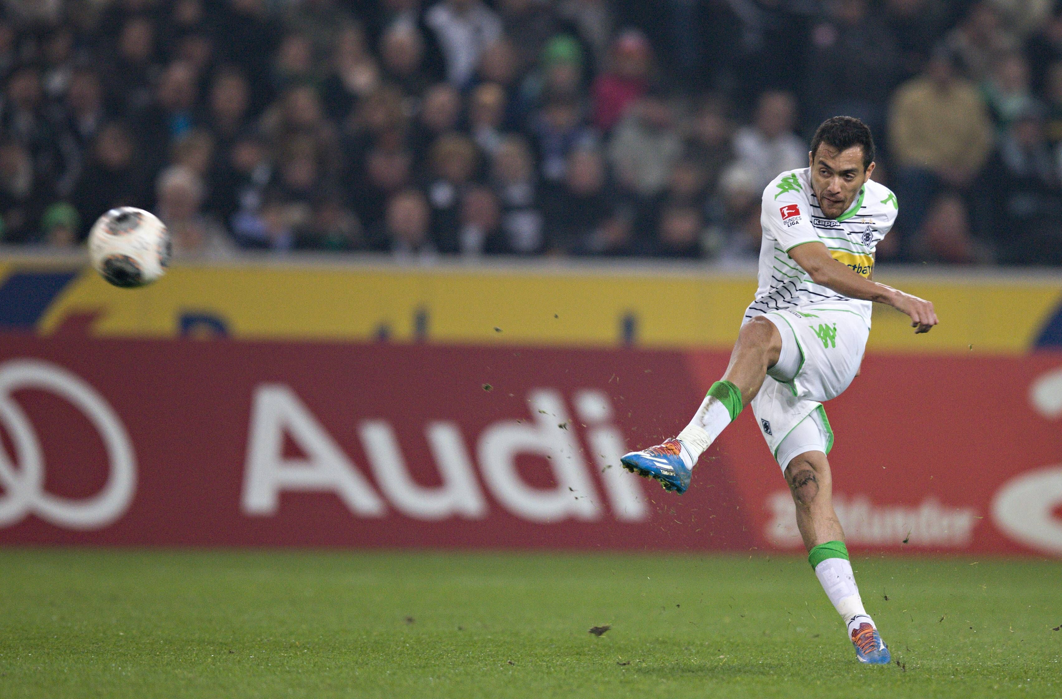 Juan Arango tritt einen Freistoß im Trikot von Borussia Mönchegladbach.