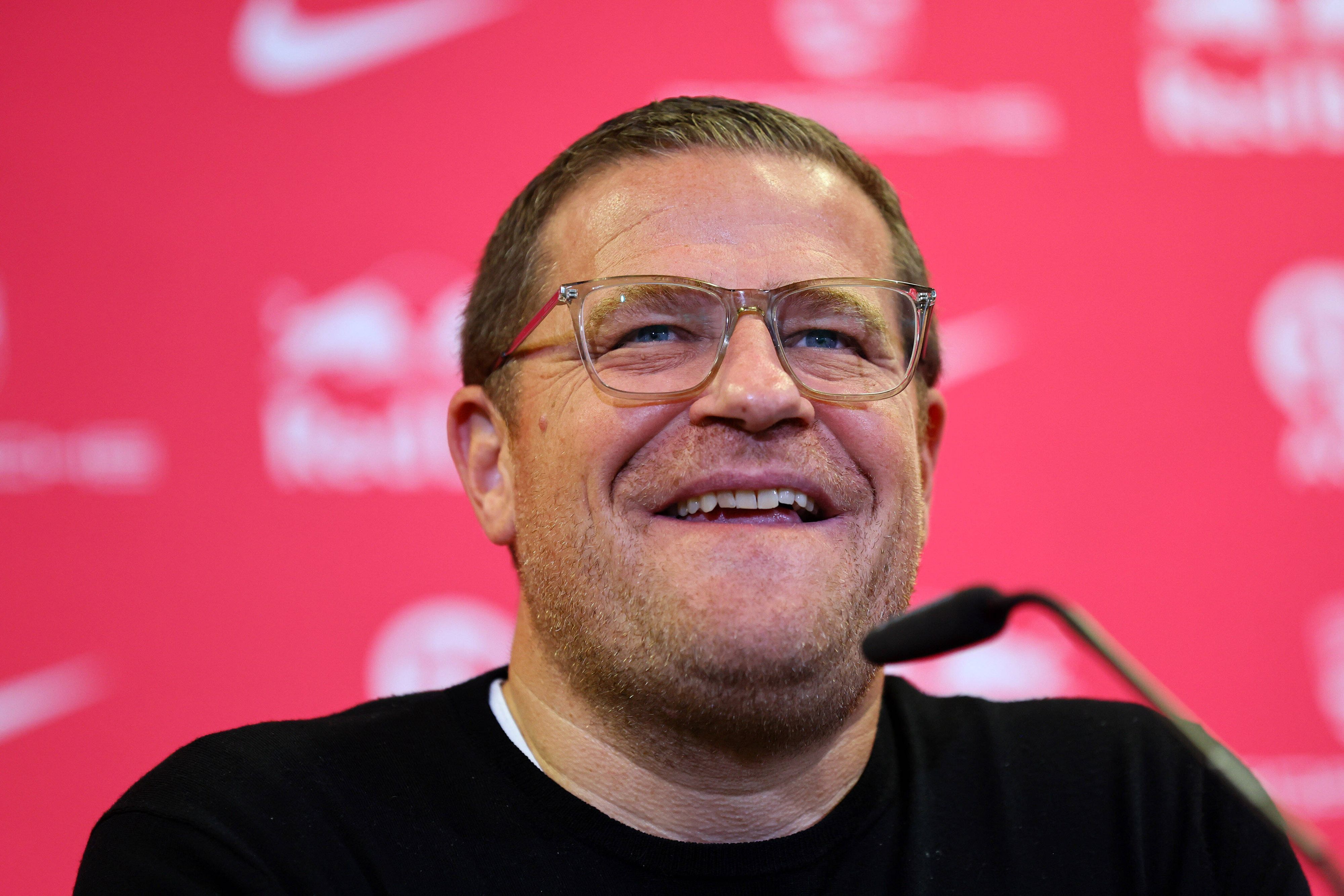 Max Eberl sitzt im Presseraum von RB Leipzig bei einer Medienrunde.