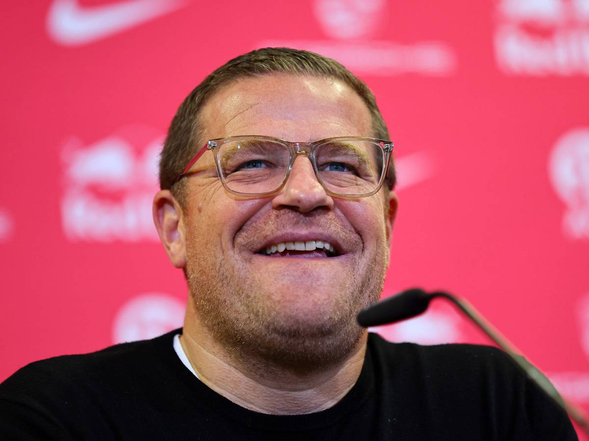 Max Eberl sitzt im Presseraum von RB Leipzig bei einer Medienrunde.