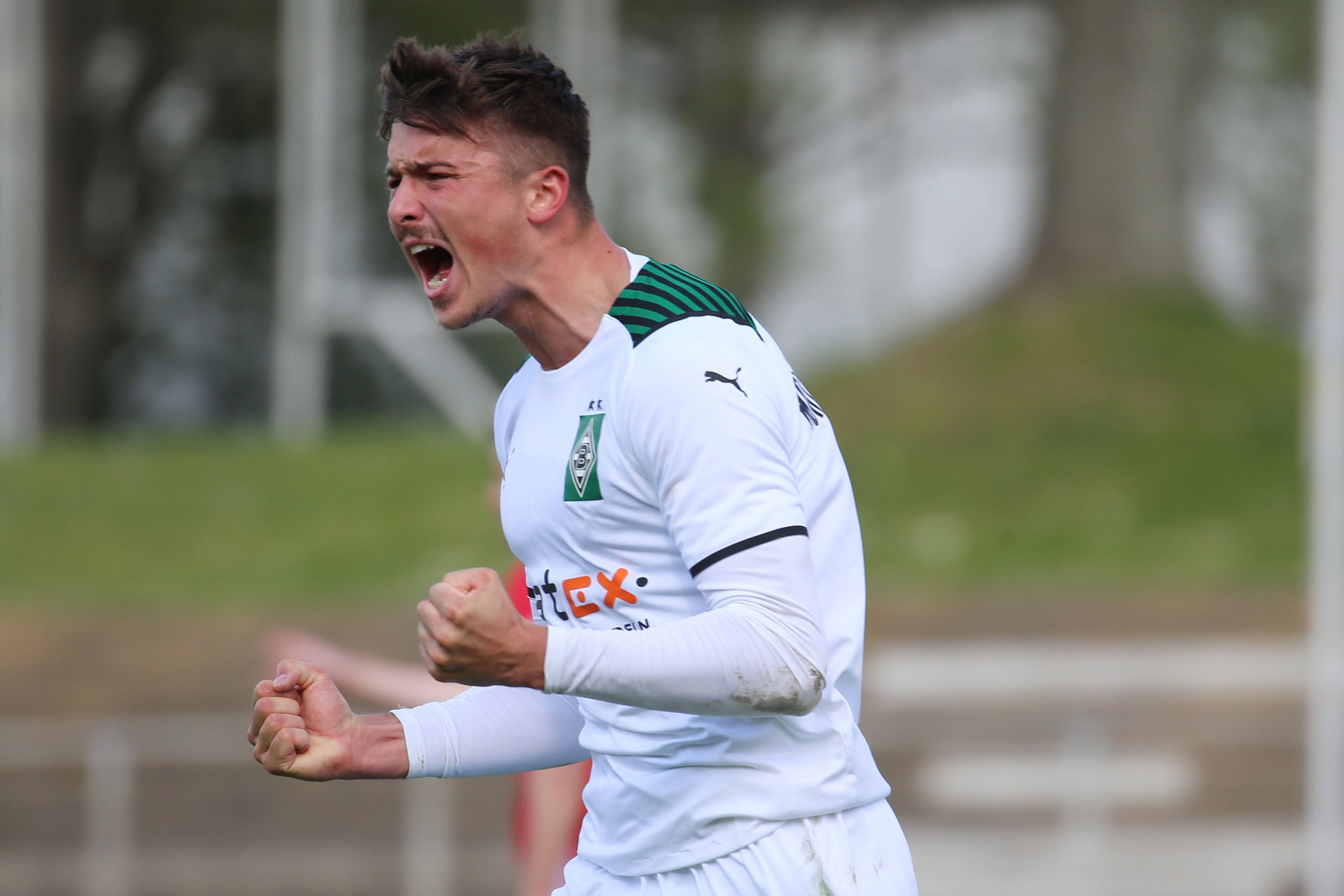 Semir Telalovic schreit bei einem Torjubel, nachdem er für die U23 von Borussia Mönchengladbach ein Tor erzielt hat.