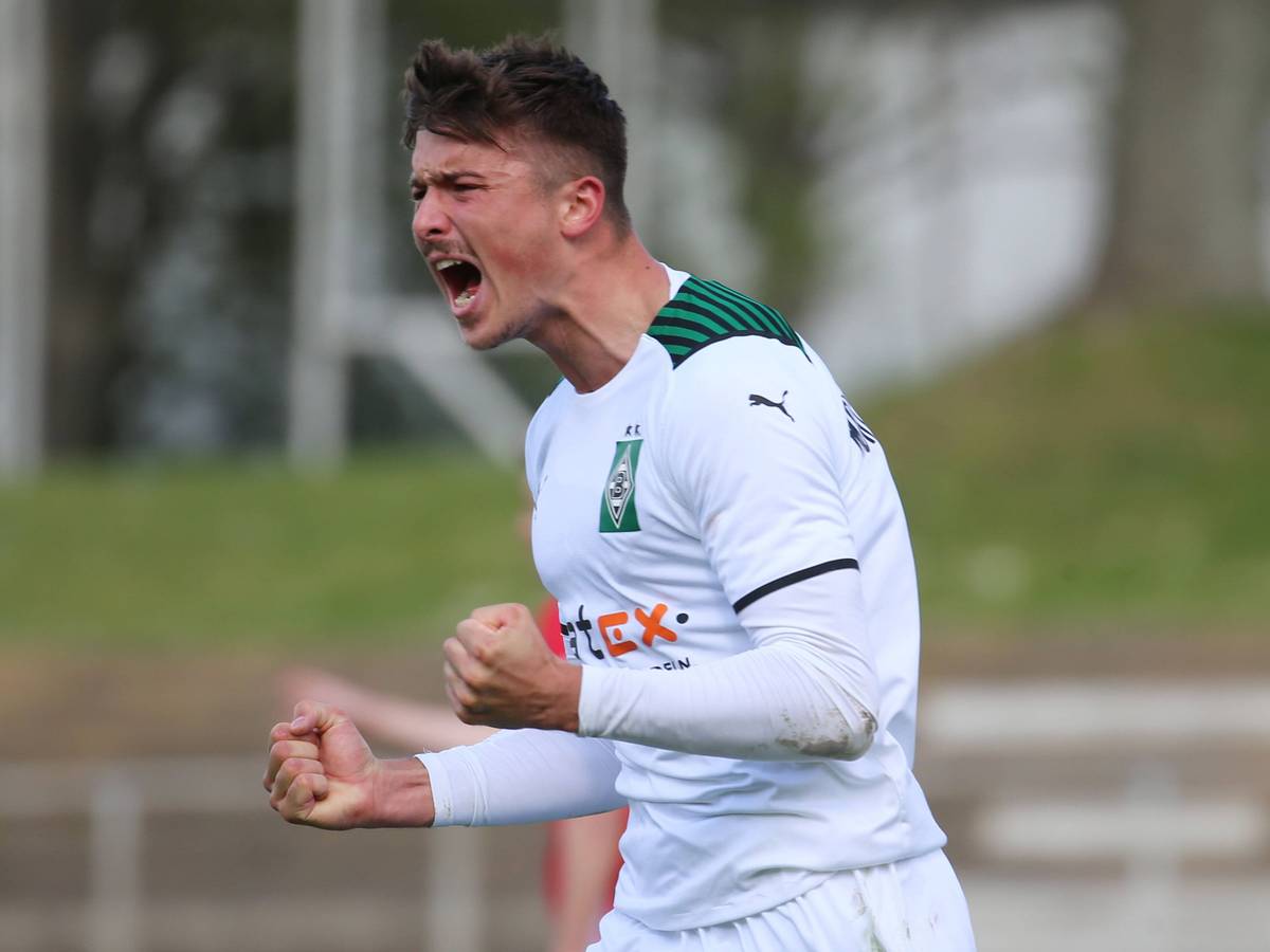Semir Telalovic schreit bei einem Torjubel, nachdem er für die U23 von Borussia Mönchengladbach ein Tor erzielt hat.