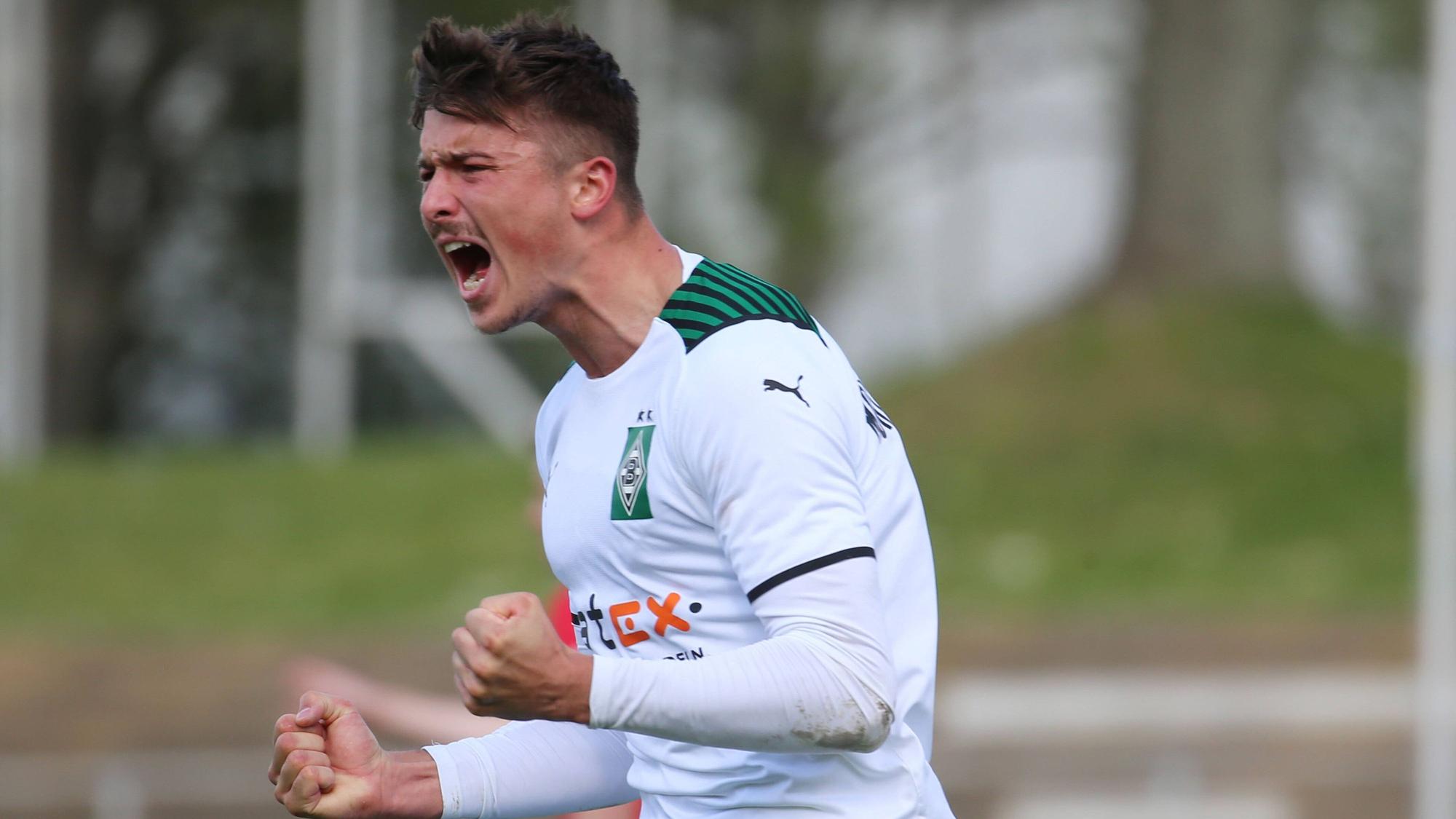 Semir Telalovic schreit bei einem Torjubel, nachdem er für die U23 von Borussia Mönchengladbach ein Tor erzielt hat.