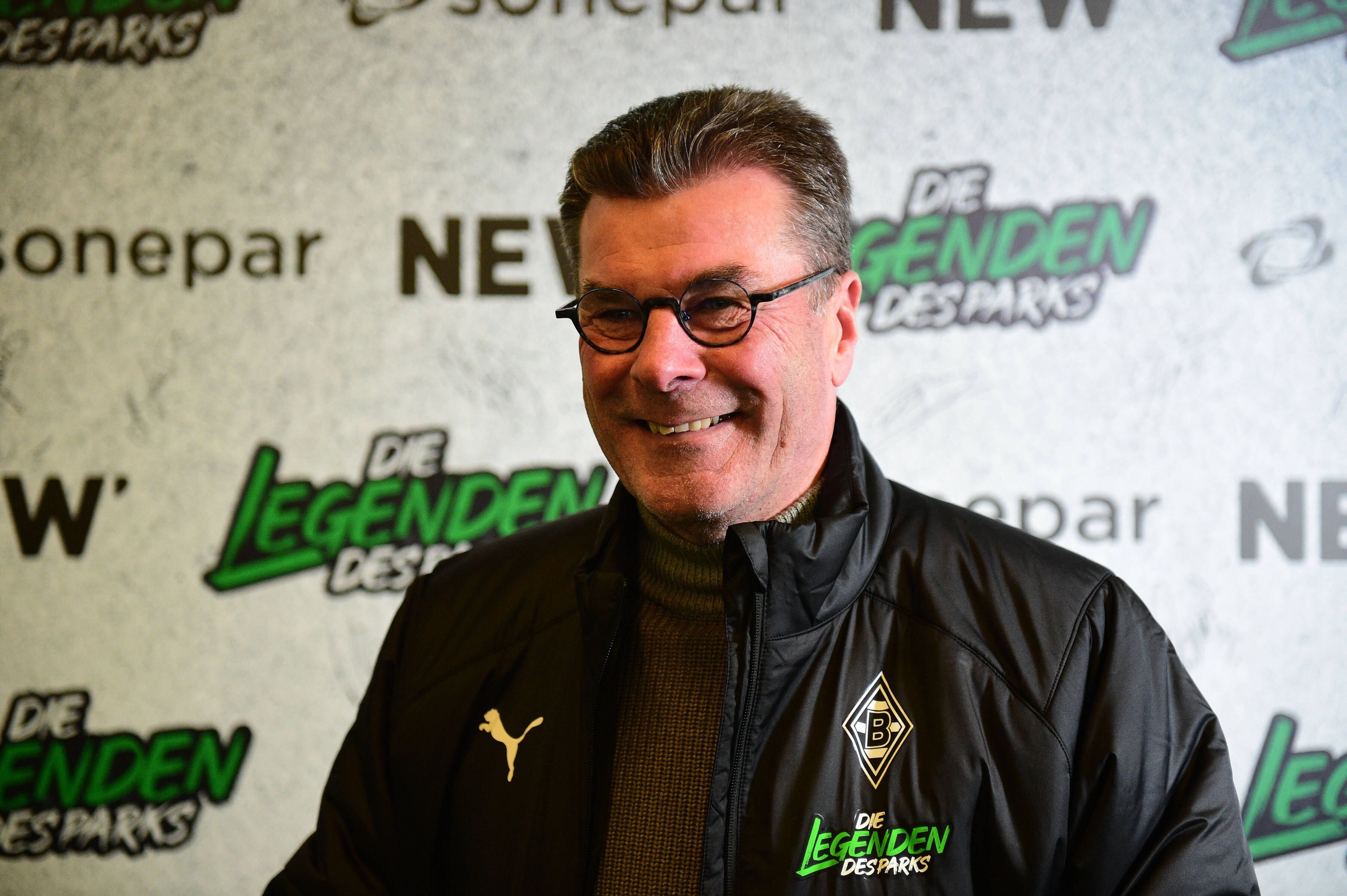 Ex-Gladbach-Trainer Dieter Hecking, auf diesem Foto ist der Fußballlehrer am 17. Dezember 2022 vor dem Legendenspiel im Borussia-Park zu sehen. Hecking trägt eine Brille und lächelt.