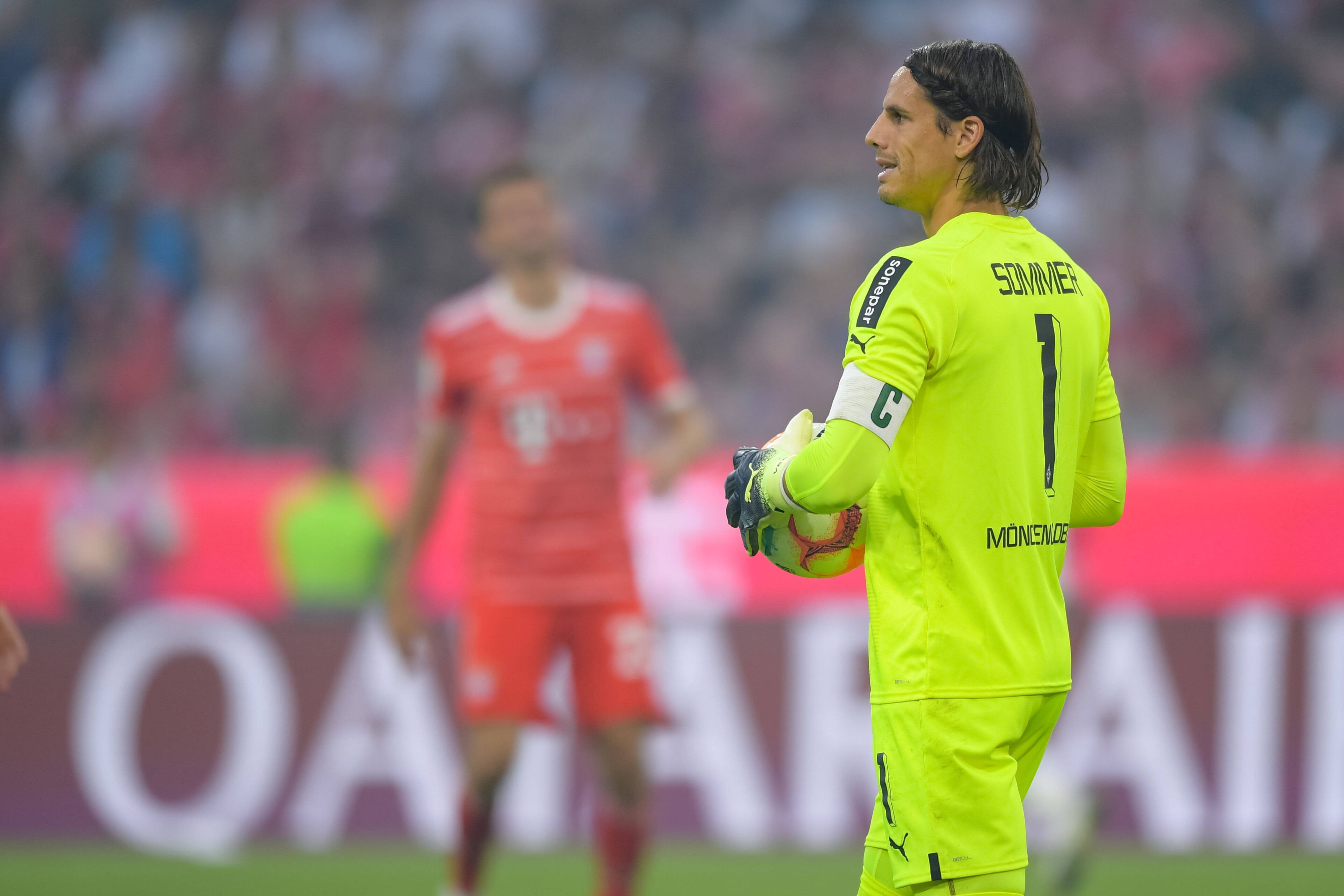 Gladbach-Keeper Yann Sommer ist bei Bayern München im Gespräch. Auf diesem Foto ist der 34-Jährige am 27. August 2022 während des Bundesliga-Duells in der Allianz-Arena zu sehen. Sommer hält den Ball in seinen Händen und schaut Richtung Mitspieler.