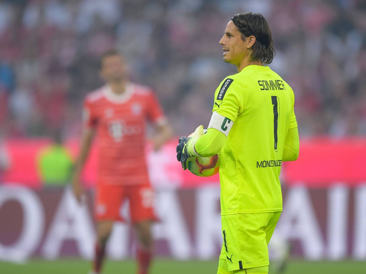 Gladbach-Keeper Yann Sommer ist bei Bayern München im Gespräch. Auf diesem Foto ist der 34-Jährige am 27. August 2022 während des Bundesliga-Duells in der Allianz-Arena zu sehen. Sommer hält den Ball in seinen Händen und schaut Richtung Mitspieler.