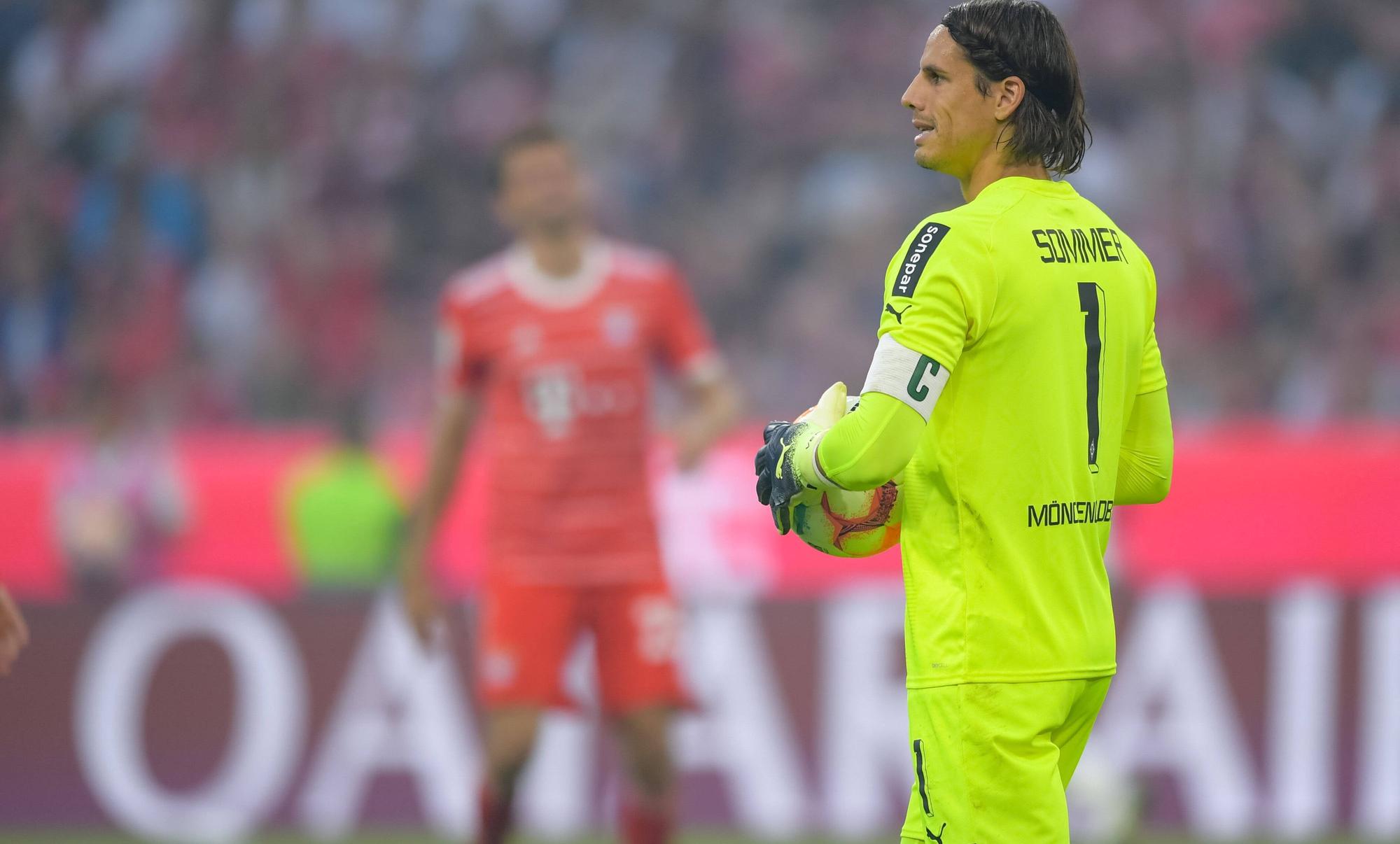 Gladbach-Keeper Yann Sommer ist bei Bayern München im Gespräch. Auf diesem Foto ist der 34-Jährige am 27. August 2022 während des Bundesliga-Duells in der Allianz-Arena zu sehen. Sommer hält den Ball in seinen Händen und schaut Richtung Mitspieler.