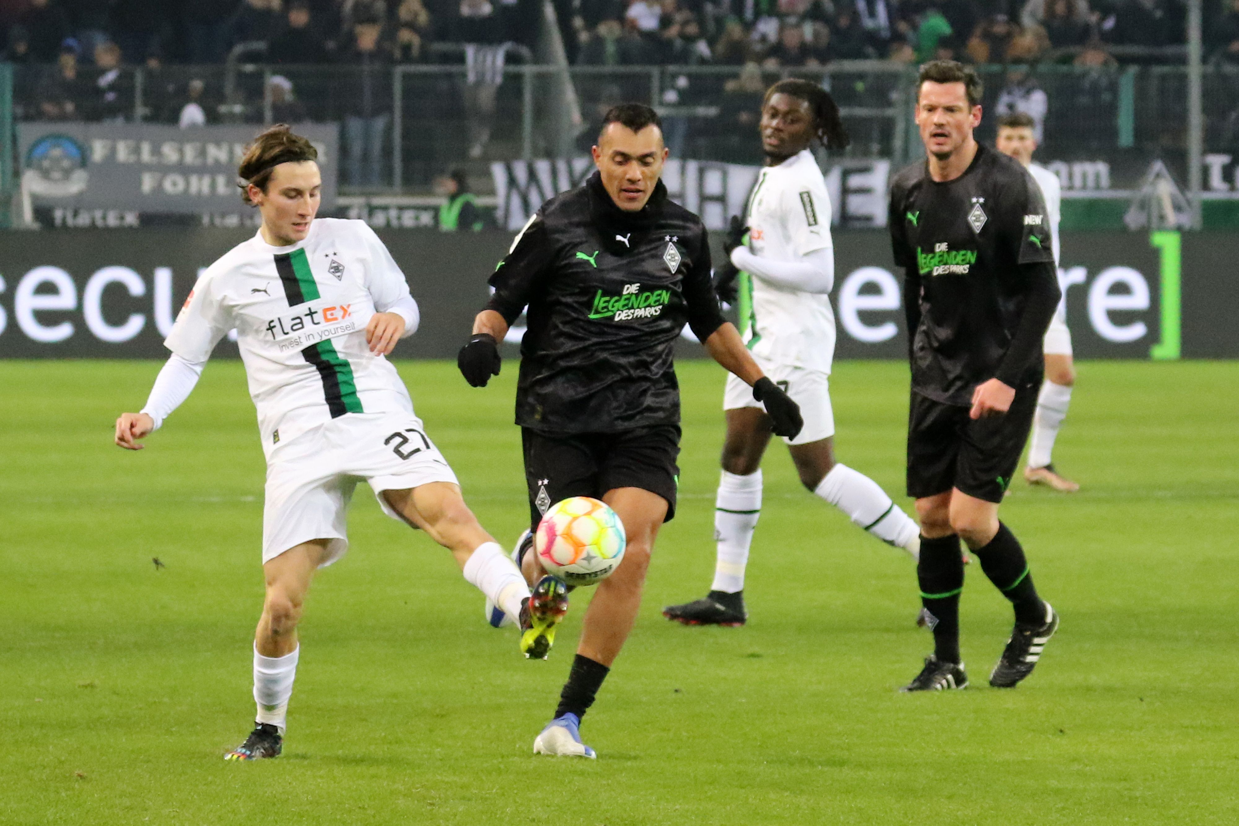 Juan Arango beim Spiel der "Legenden des Parks" am 17. Dezember 2022 im Zweikampf mit Rocco Reitz von Borussia Mönchengladbach (l.).
