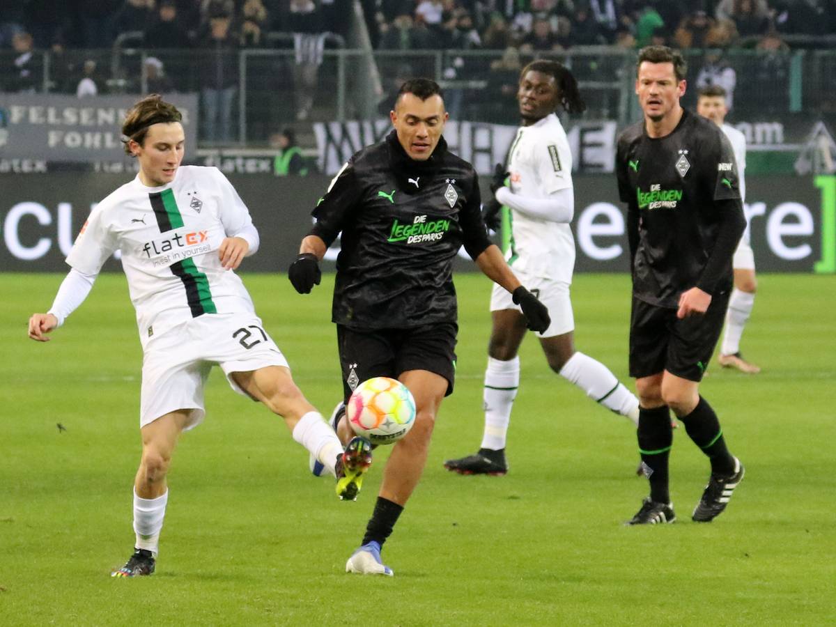 Juan Arango beim Spiel der "Legenden des Parks" am 17. Dezember 2022 im Zweikampf mit Rocco Reitz von Borussia Mönchengladbach (l.).