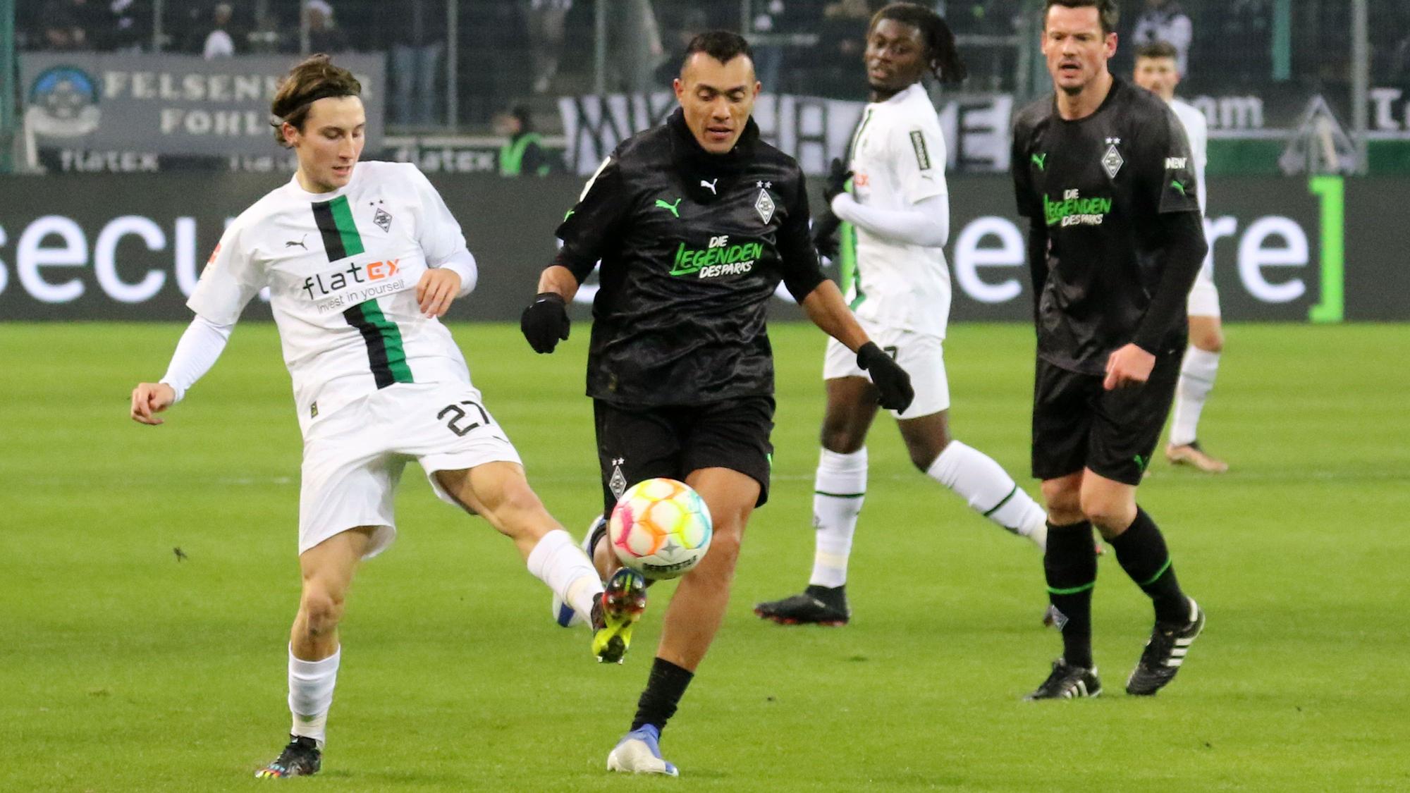 Juan Arango beim Spiel der "Legenden des Parks" am 17. Dezember 2022 im Zweikampf mit Rocco Reitz von Borussia Mönchengladbach (l.).