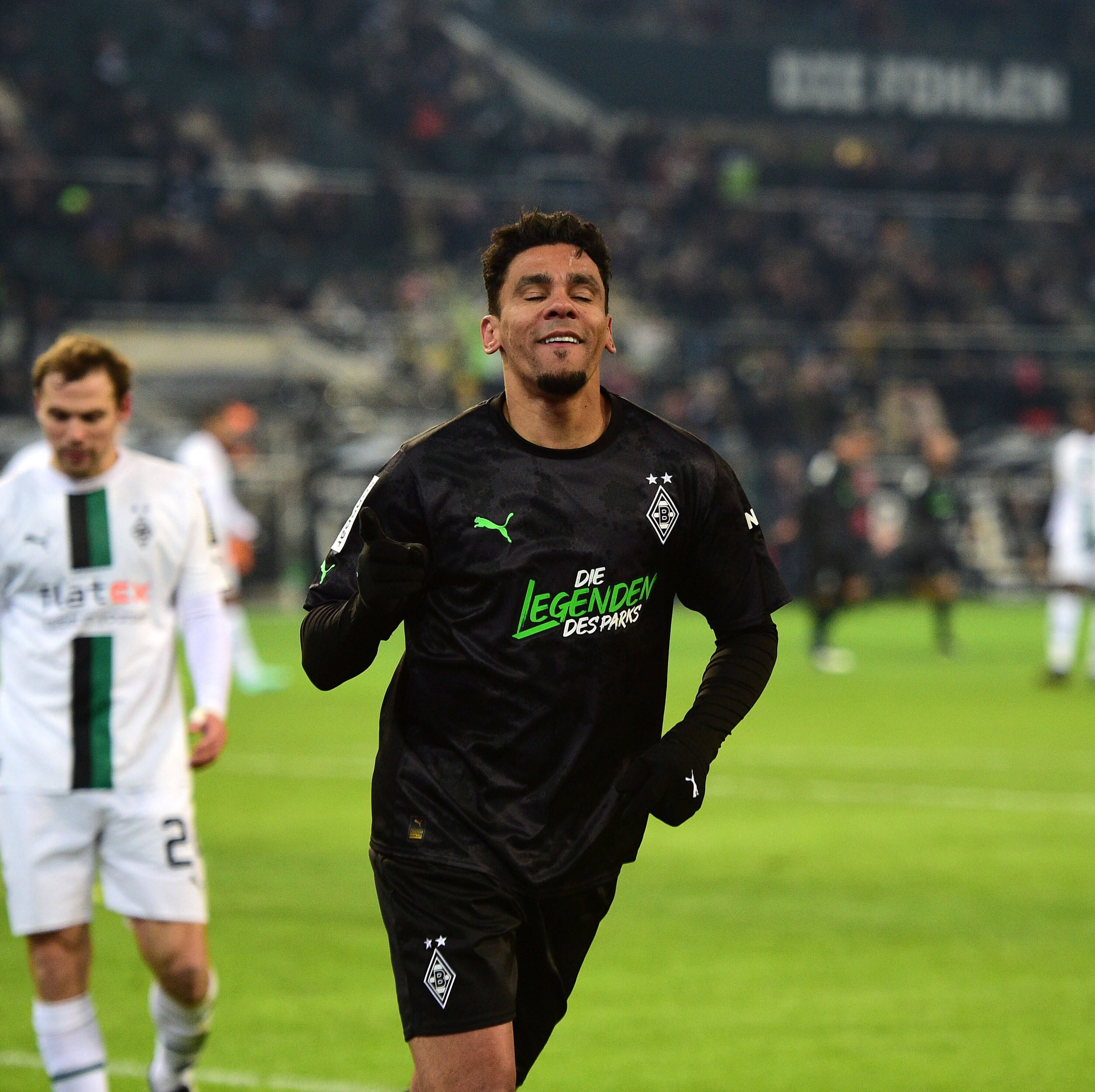 Torjubel von Igor de Camargo beim Legendenspiel von Borussia Mönchengladbach.