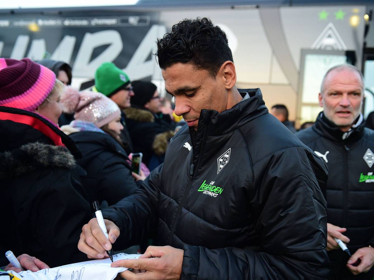 Gladbachs Relegations-Held Igor de Camargo wird von Tausenden Fohlen-Fans am Samstag (17. Dezember 2022) im Borussia-Park empfangen. Im Hintergrund ist Ex-Trainer Holger Fach zu sehen. De Camargo schreibt Autogramme.