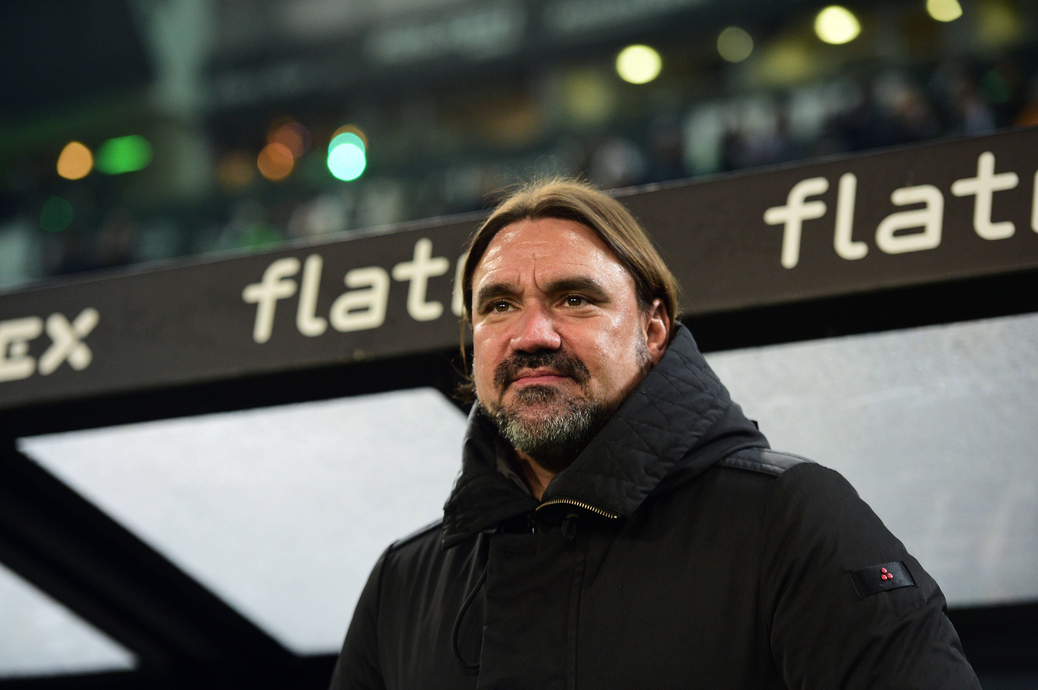 Gladbach-Trainer Daniel Farke. Auf diesem Foto ist der 47-Jährige am 17. Dezember 2022 beim Legendenspiel im Borussia-Park zu sehen. Farke steht vor der Trainerbank, er hat einen schwarzen Mantel an.