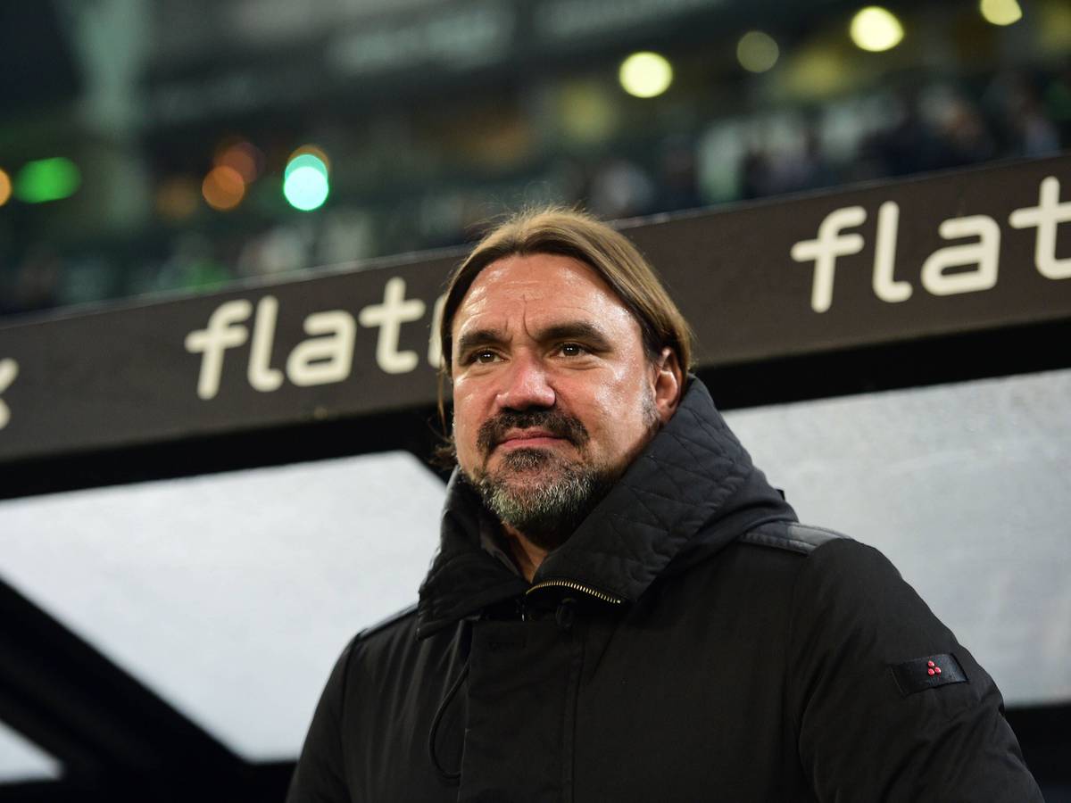Gladbach-Trainer Daniel Farke. Auf diesem Foto ist der 47-Jährige am 17. Dezember 2022 beim Legendenspiel im Borussia-Park zu sehen. Farke steht vor der Trainerbank, er hat einen schwarzen Mantel an.