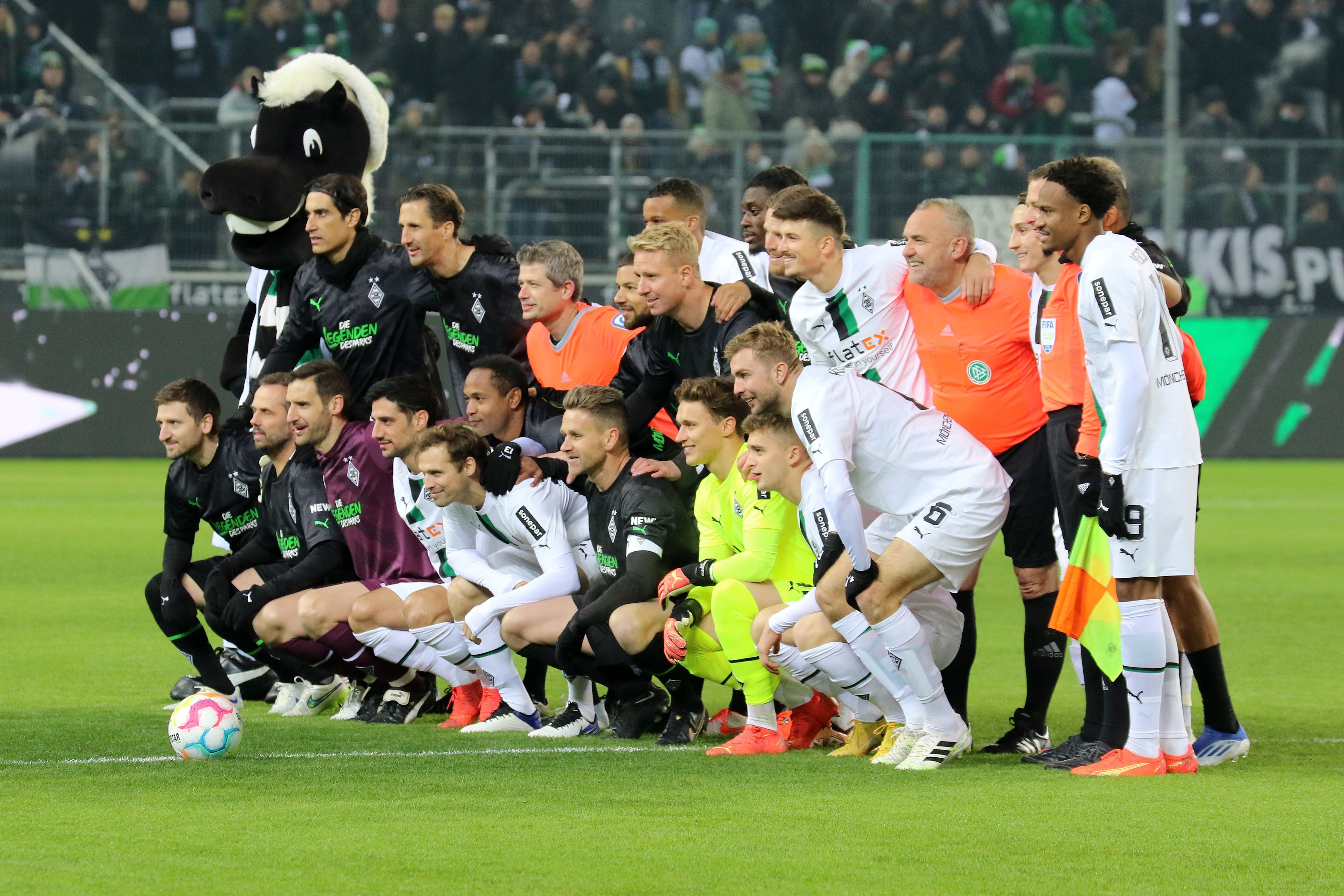 Aktuelle Gladbach-Stars, ehemalige Borussia-Helden samt Schiedsrichter-Team und Maskottchen Jünter beim Legendenspiel am Samstag (17. Dezember 2022) im Borussia-Park. Die Spieler und Akteure stellen sich zu Beginn zum gemeinsamen Gruppenfoto.