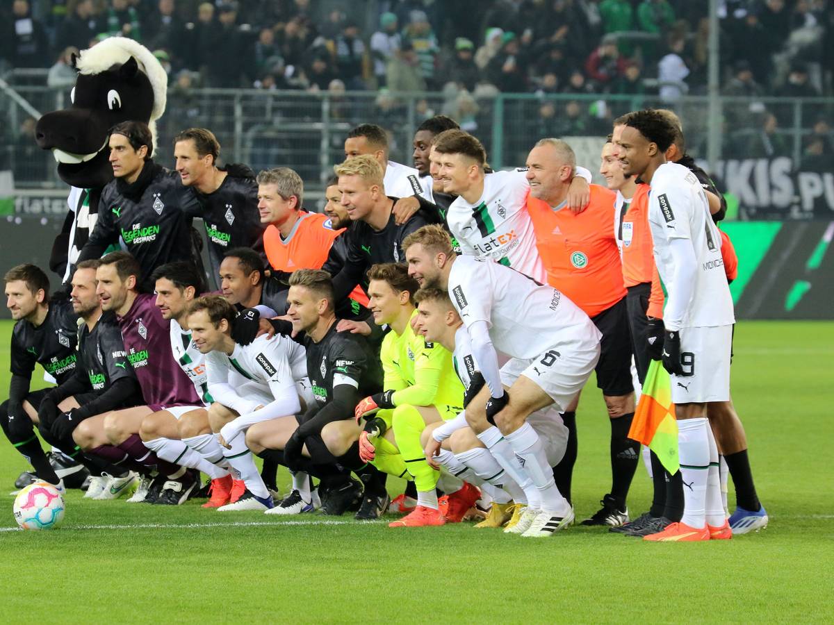Aktuelle Gladbach-Stars, ehemalige Borussia-Helden samt Schiedsrichter-Team und Maskottchen Jünter beim Legendenspiel am Samstag (17. Dezember 2022) im Borussia-Park. Die Spieler und Akteure stellen sich zu Beginn zum gemeinsamen Gruppenfoto.