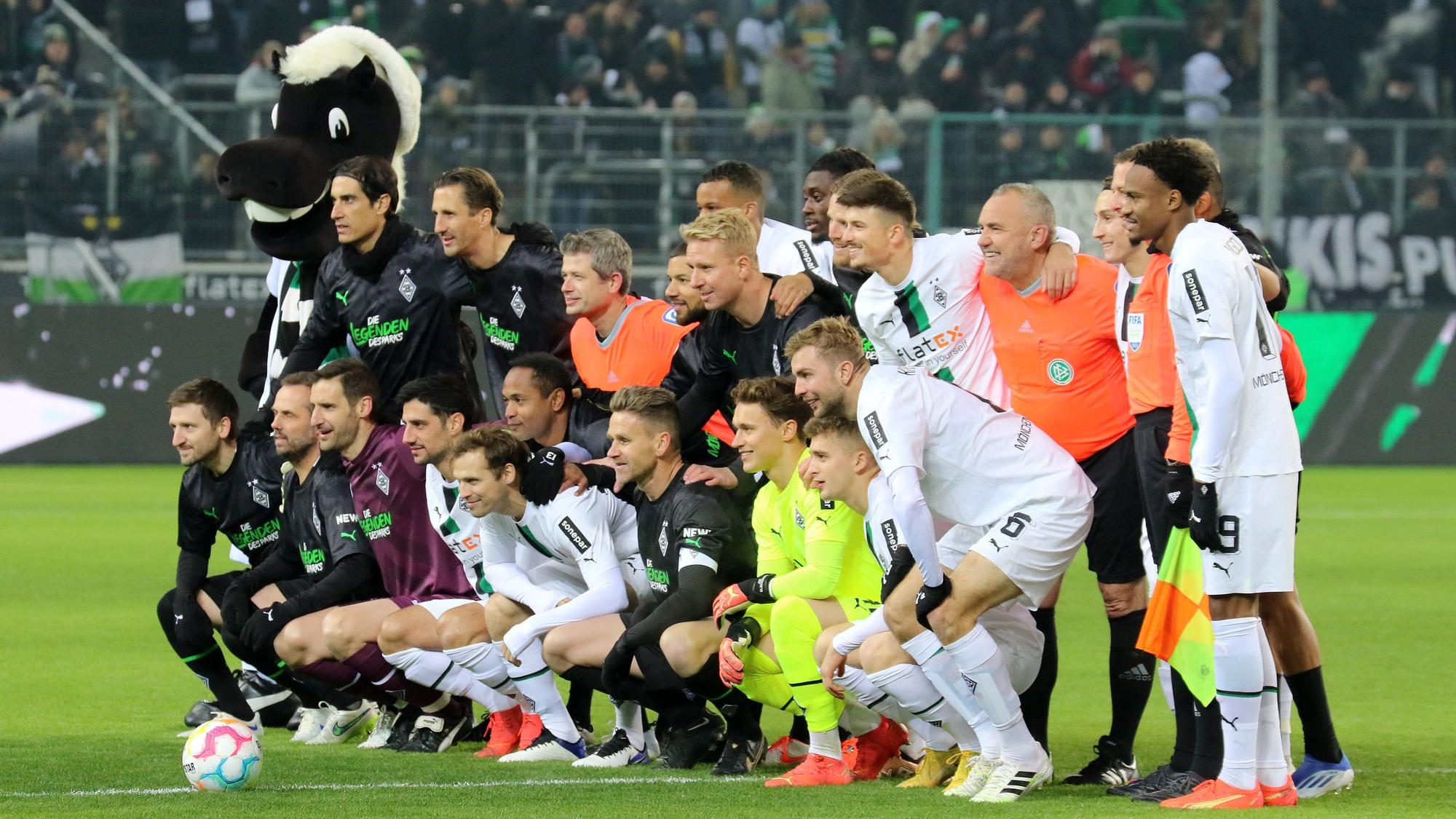 Aktuelle Gladbach-Stars, ehemalige Borussia-Helden samt Schiedsrichter-Team und Maskottchen Jünter beim Legendenspiel am Samstag (17. Dezember 2022) im Borussia-Park. Die Spieler und Akteure stellen sich zu Beginn zum gemeinsamen Gruppenfoto.