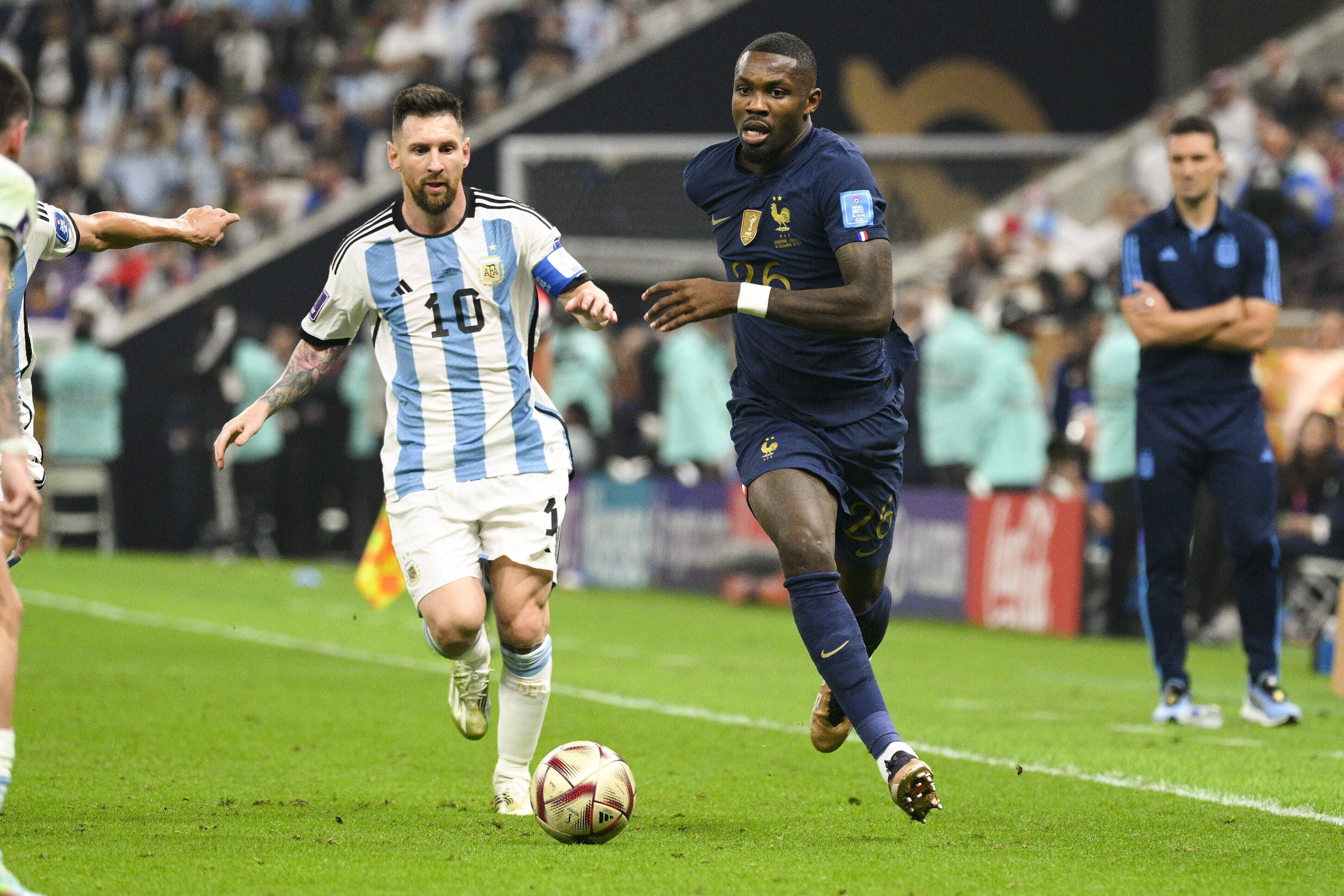 Gladbach-Stürmer Marcus Thuram (r.) im Einsatz für Frankreich im WM-Finale gegen Argentinien (18. Dezember 2022) in Katar. Hier ist er im Zweikampf mit Lionel Messi (l.) zu sehen. Thuram hat sich den Ball im Laufduell vorgelegt.