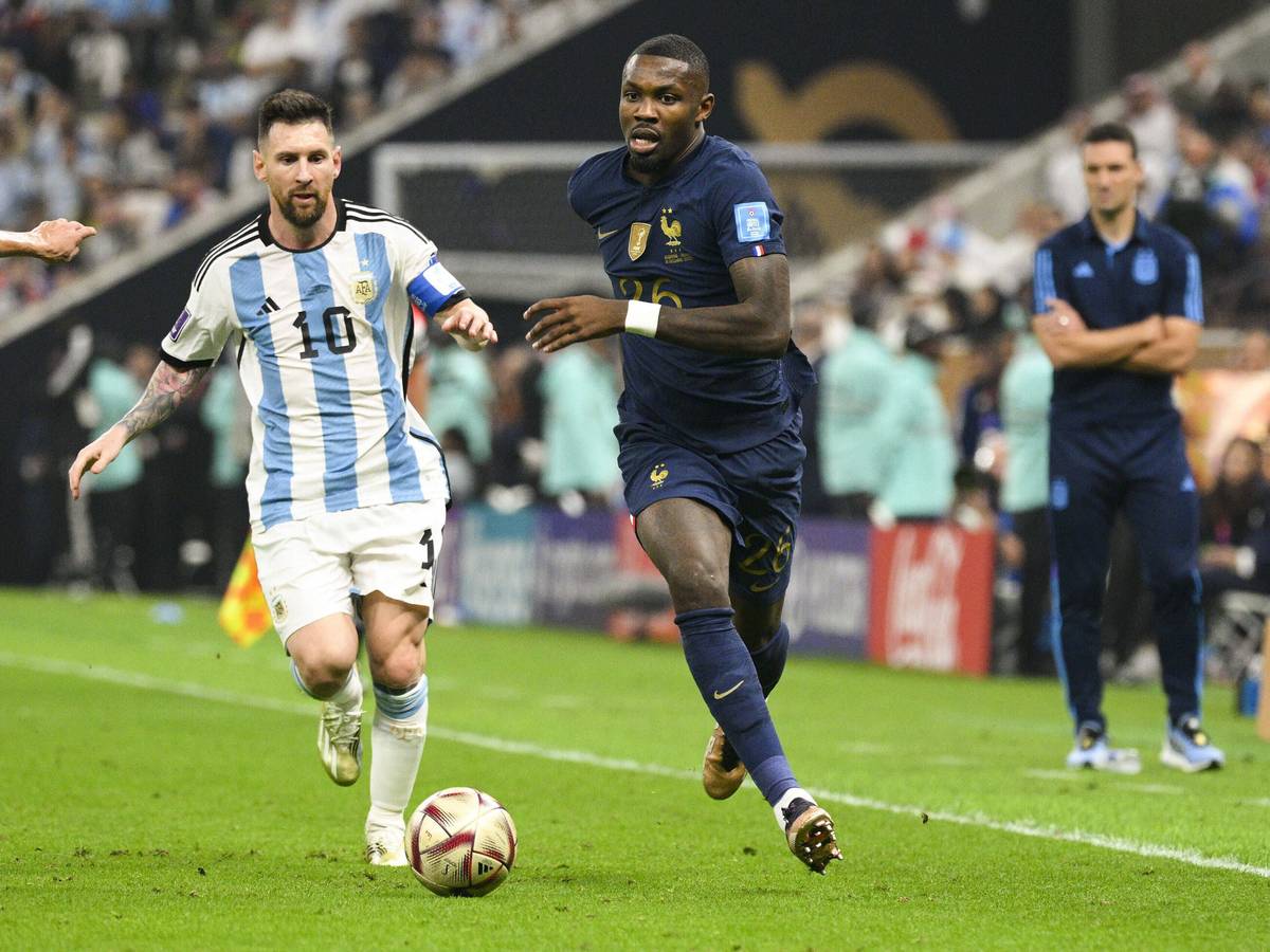 Gladbach-Stürmer Marcus Thuram (r.) im Einsatz für Frankreich im WM-Finale gegen Argentinien (18. Dezember 2022) in Katar. Hier ist er im Zweikampf mit Lionel Messi (l.) zu sehen. Thuram hat sich den Ball im Laufduell vorgelegt.